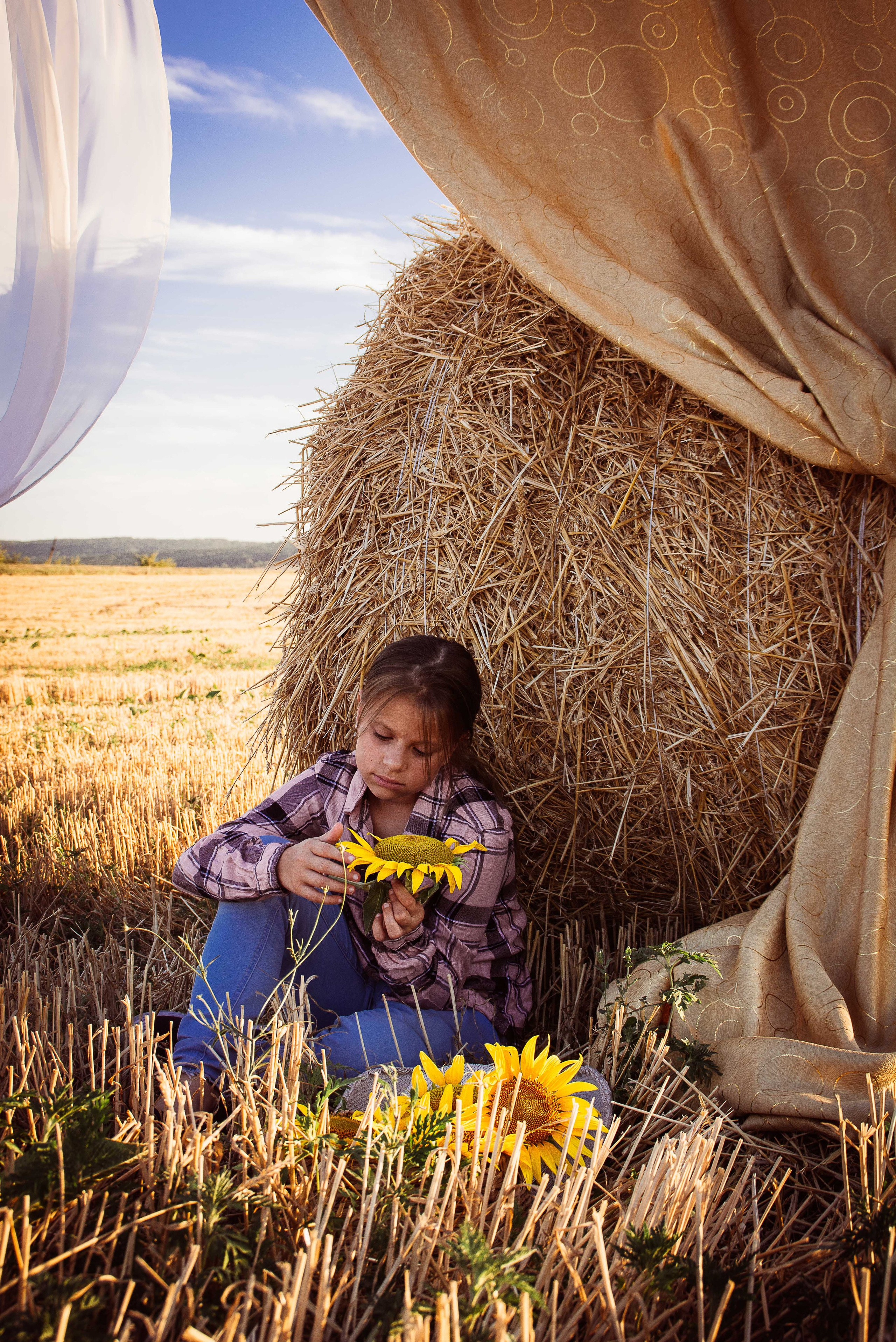 Фотосессия в тюках сена, в соломе. Елена Волкова семейный фотограф в станице Гостагаевской города-курорта Анапа