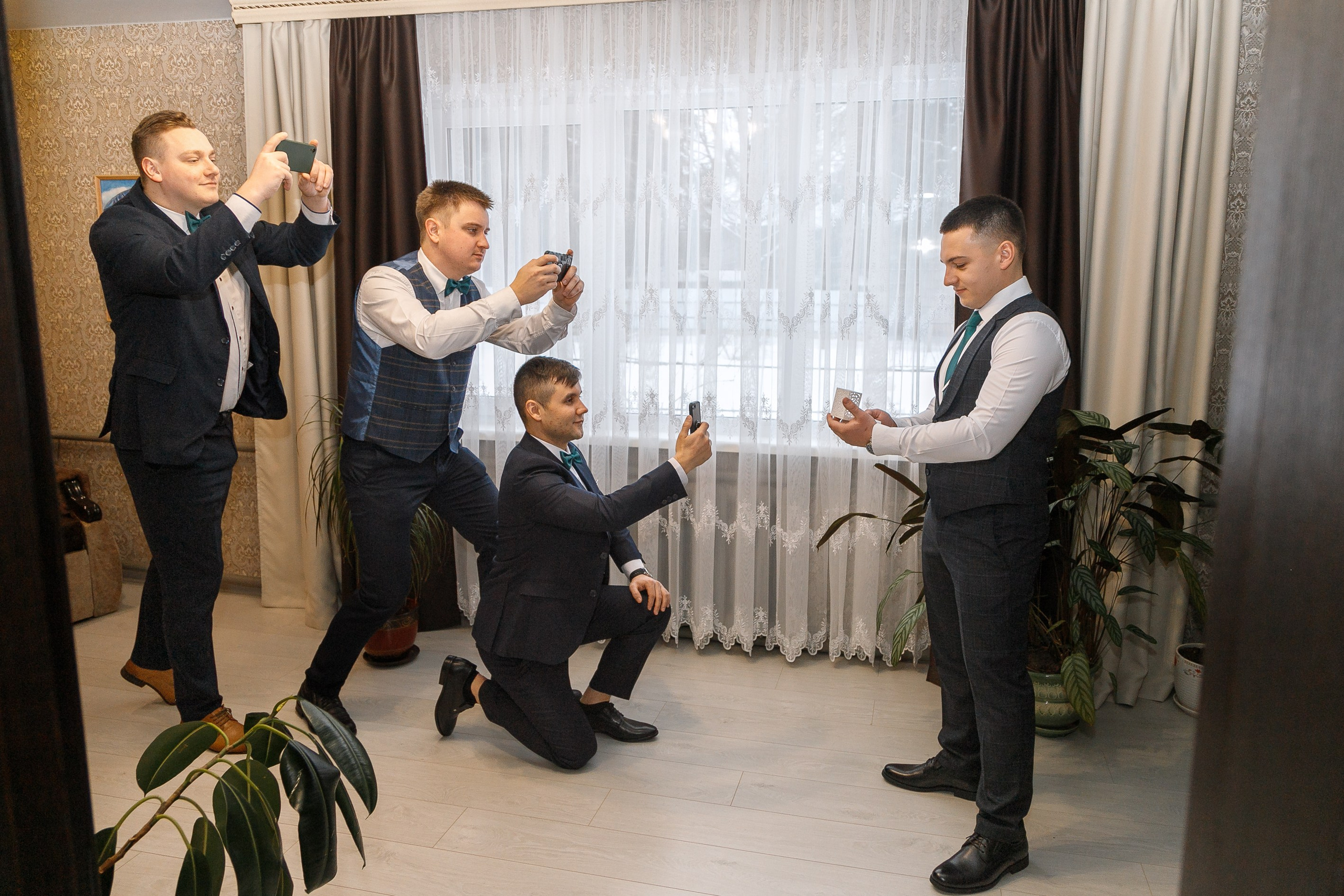 Сборы утро жениха свадебная фотосъемка