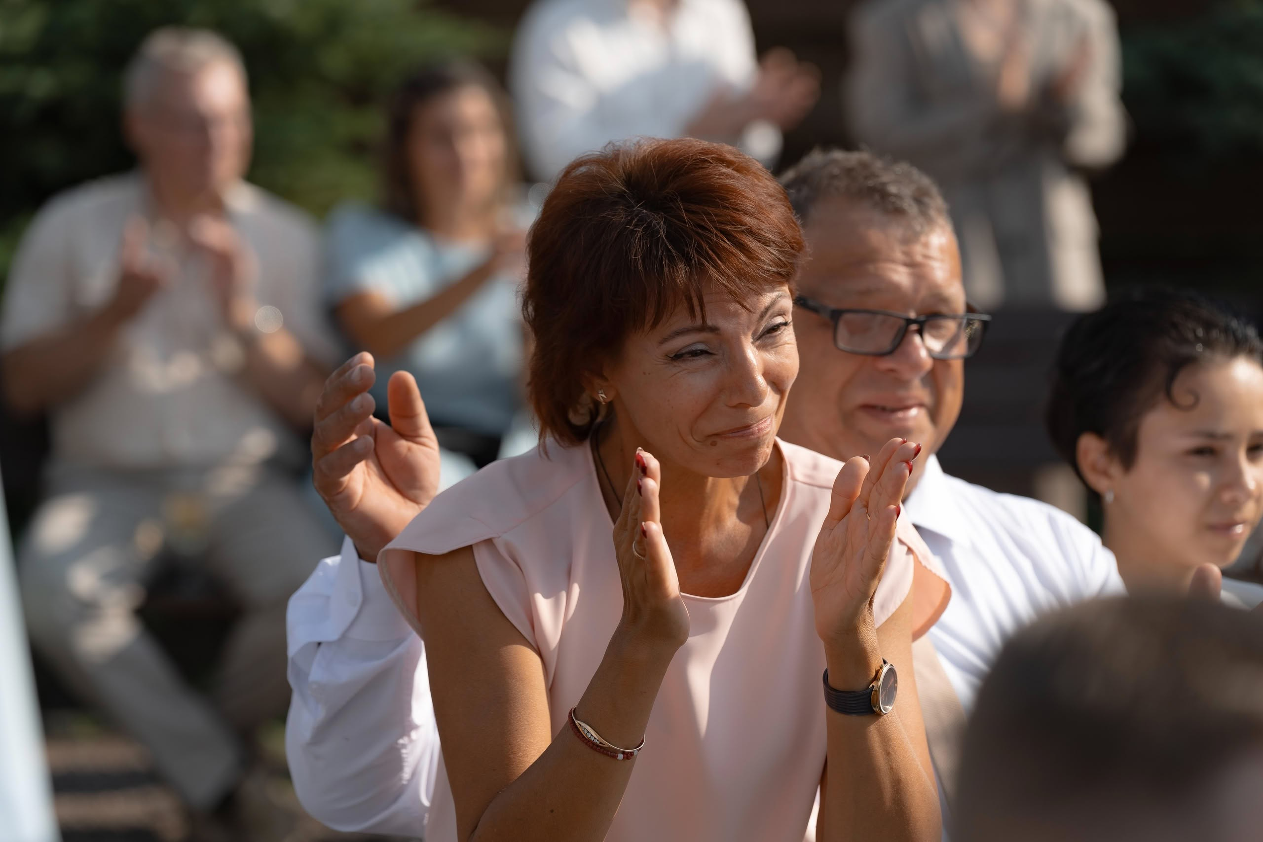 Эмоции гостей на свадебной церемонии — тёплая реакция в момент клятв