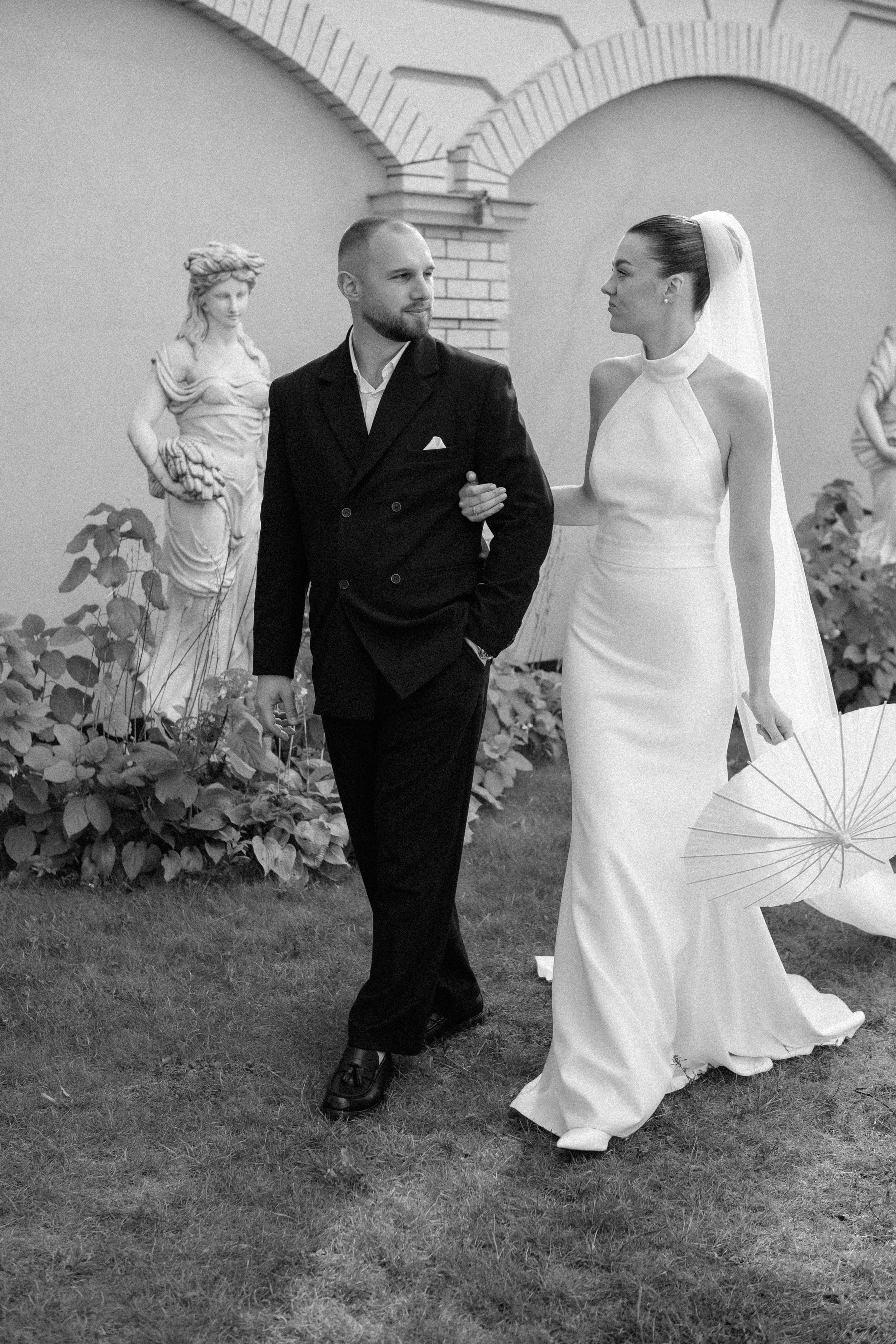 Wedding day in VERSAL PARK. Wedding PHOTOGRAPHER Andrew Vnukov
