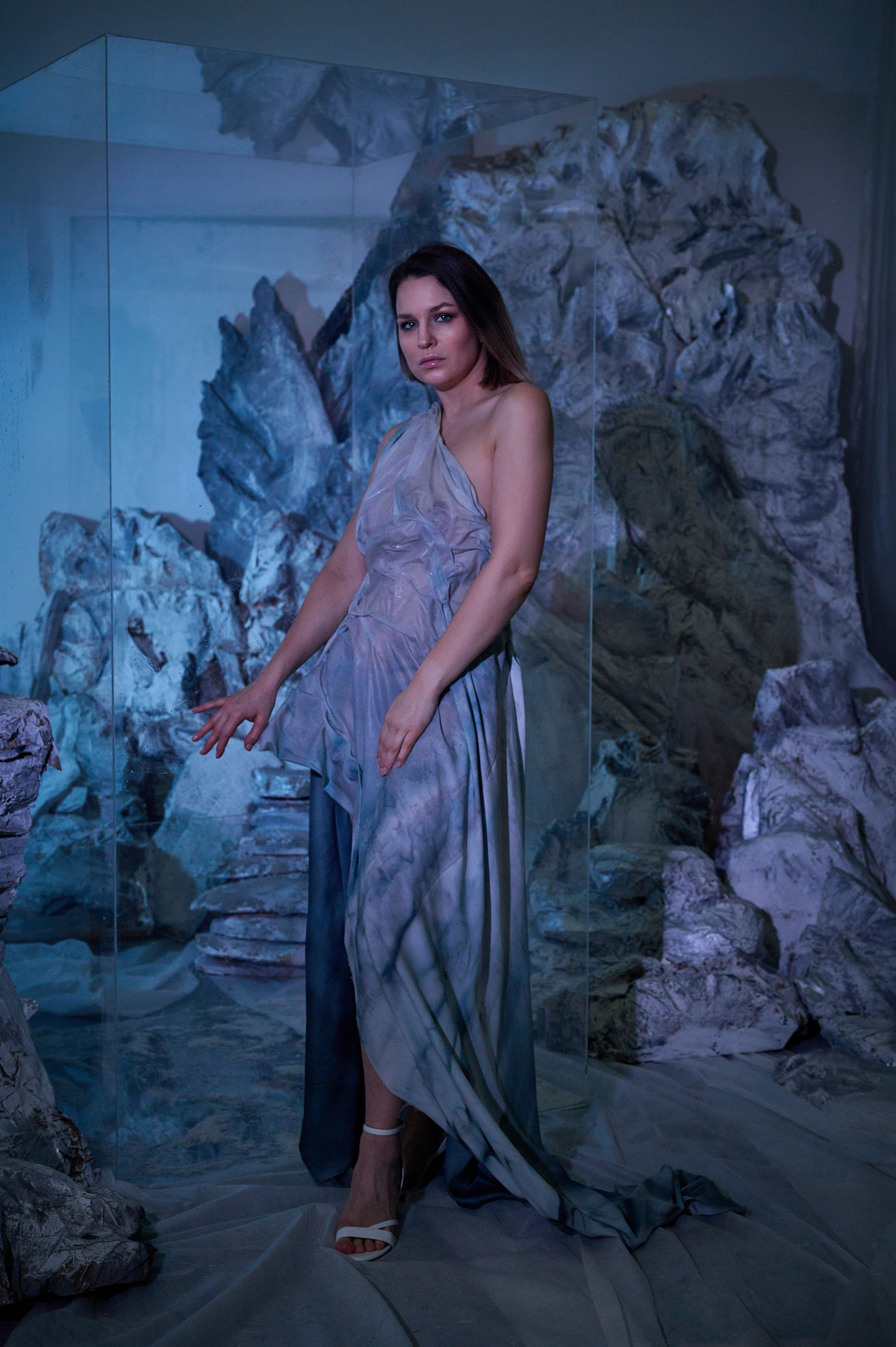 Фотосессия Ксении в декорациях «Лед» со стеклянным кубом