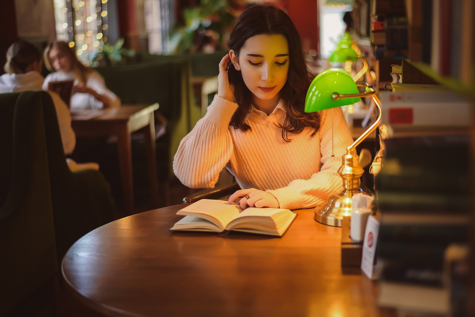 В книжной лавке. Фотограф Ростов-на-Дону Белла Керимова