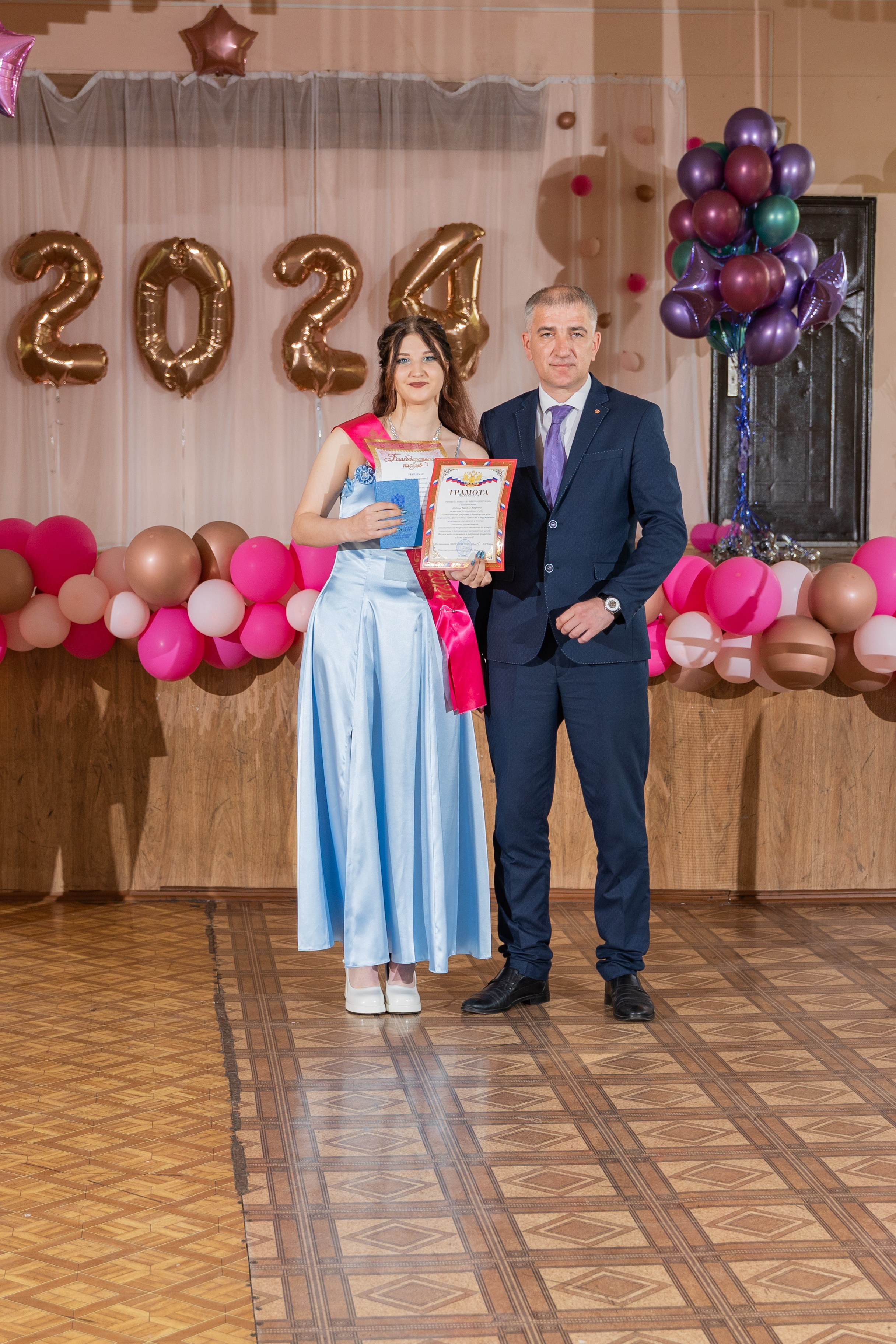 Вручение атестатов в школе № 66. Выпускные альбомы во Владивостоке