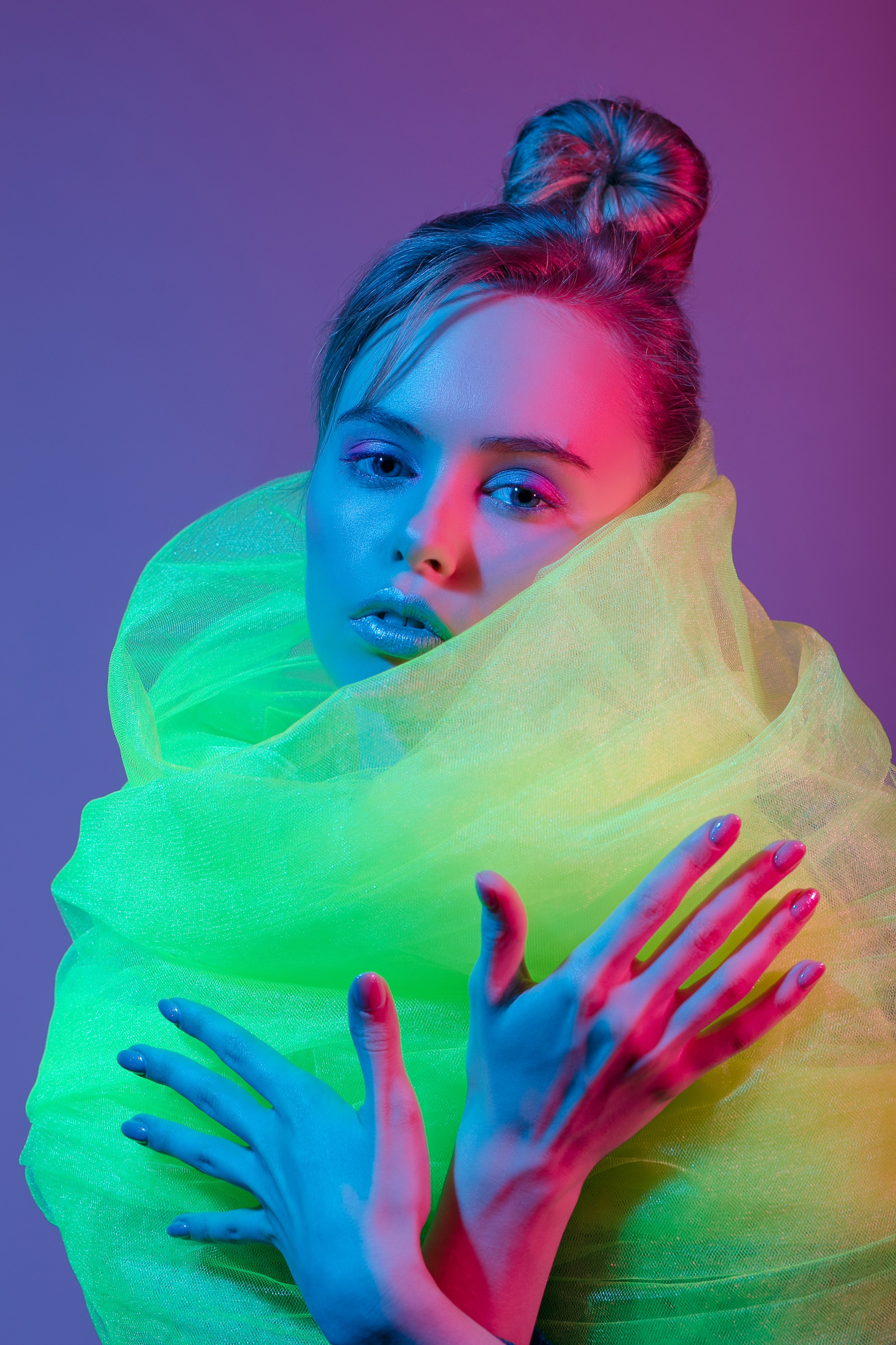Яркий женский портрет с синим и фиолетовым освещением