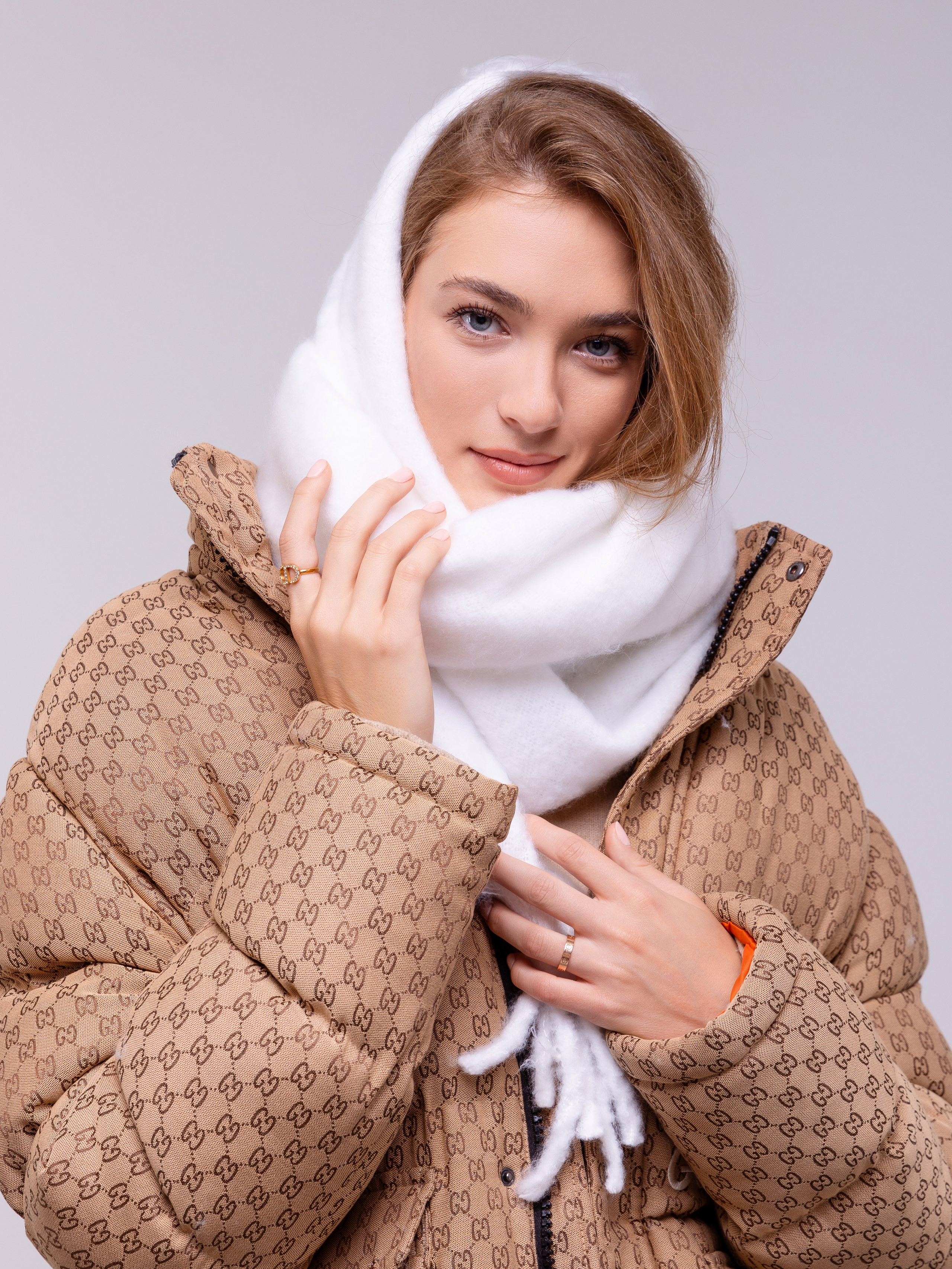 Девушка покрыла голову шарфом и обвязав вокруг шеи одела сверху куртку.