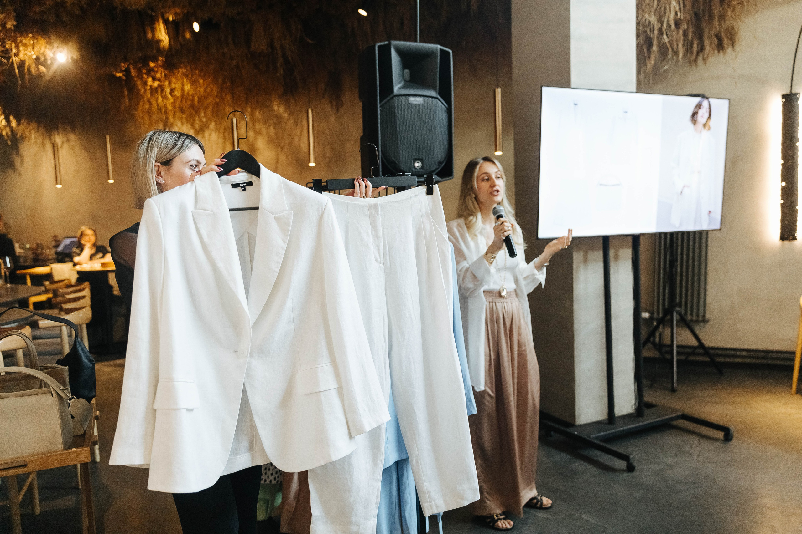 Презентация открытия магазина женской одежды GLVR в ресторане Fresco. Фотограф в Красноярске Надежда Воскресенская
