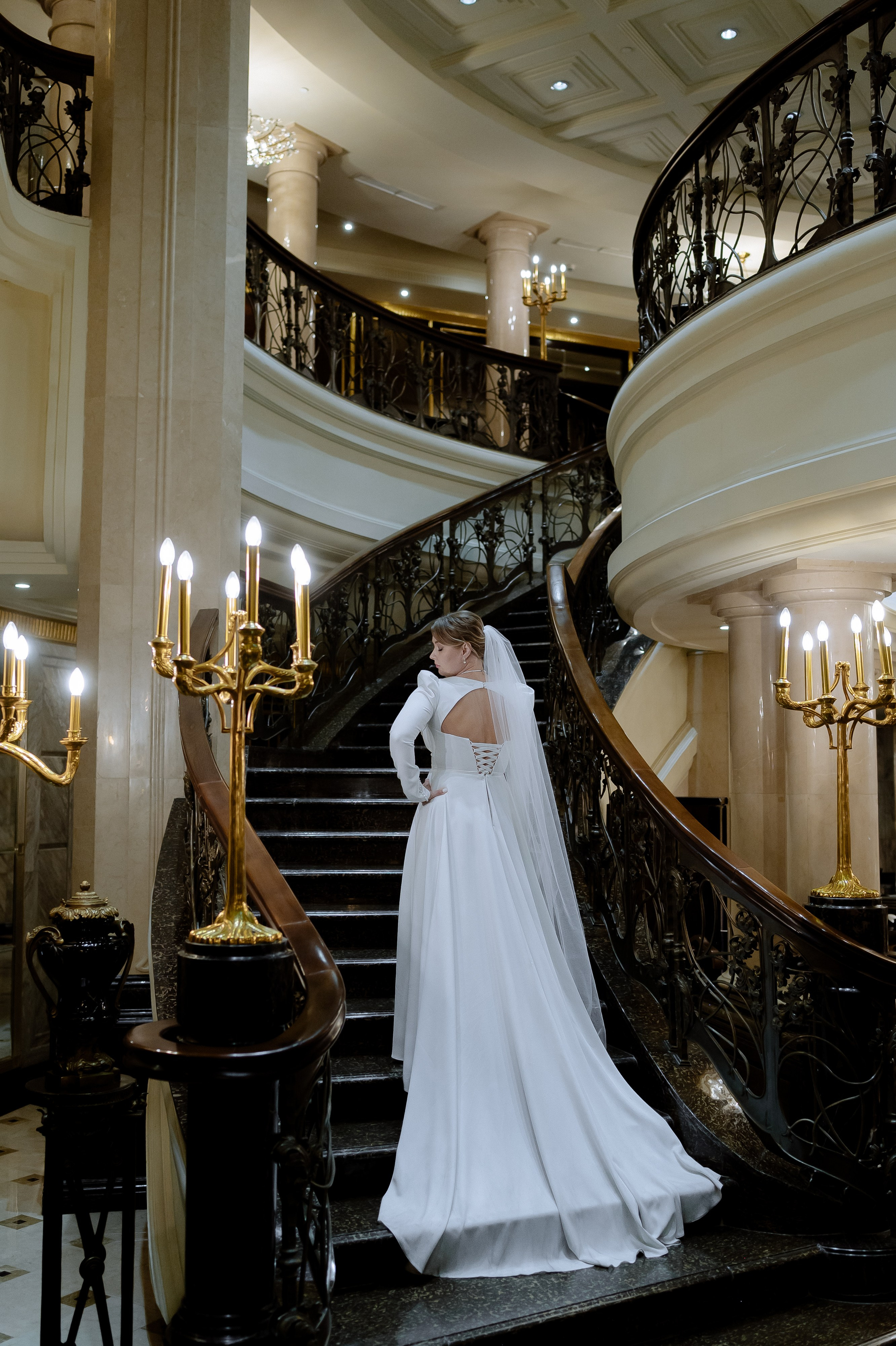 Свадебные сборы и фотосессия в отеле St. Regis. Свадебный фотограф Москва — Сергей и Татьяна