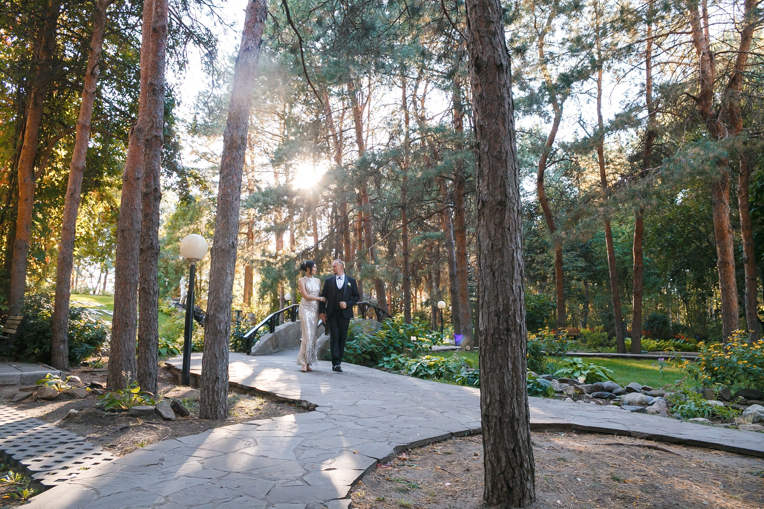 Ксения и Александр: поженились и погуляли в парке санатория Горная поляна. Событийный фотограф Максим Бескоровайновнов