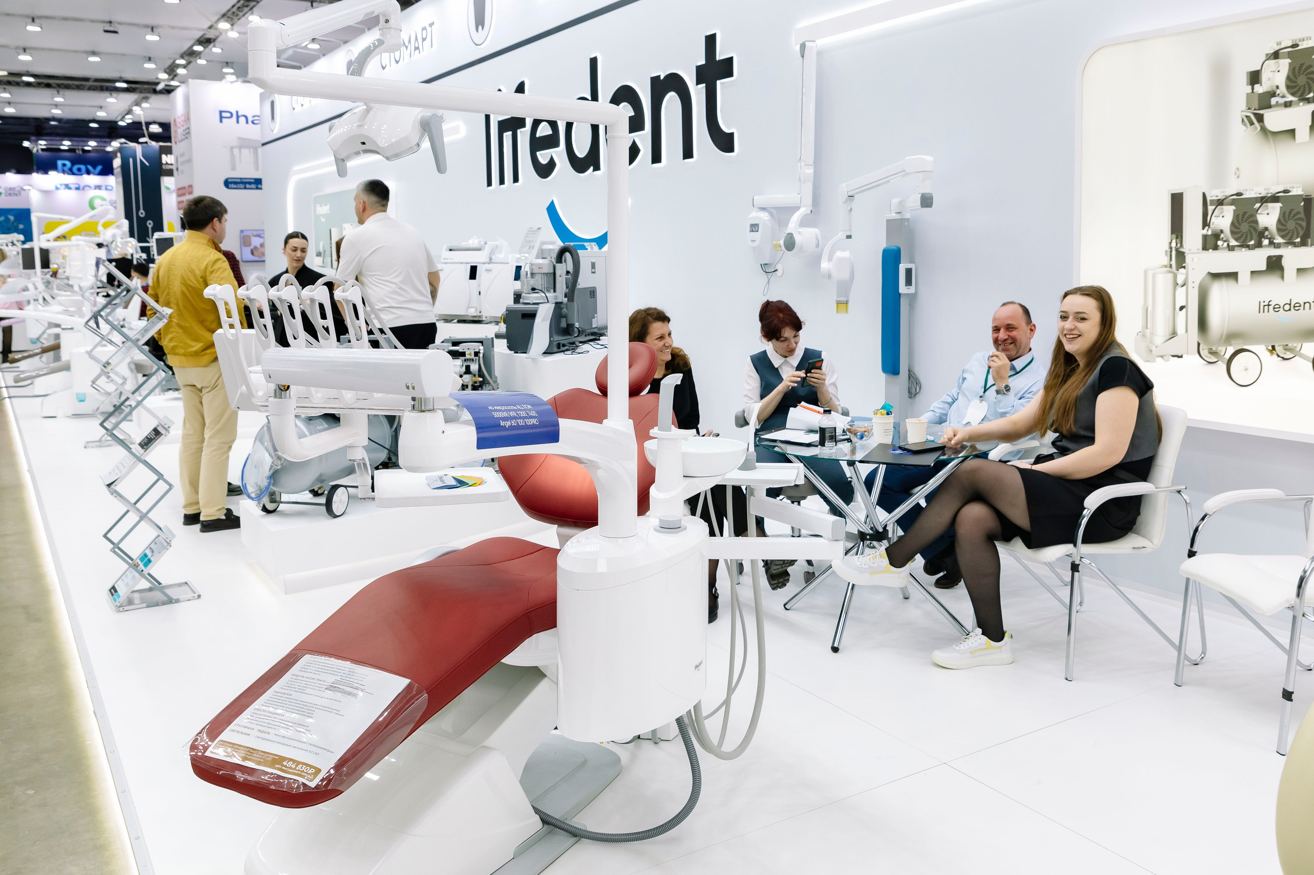 Стоматологическая выставка Dental Salon 2026. Профессиональный фотограф в Москве | Заказать фотосессию и съемку
