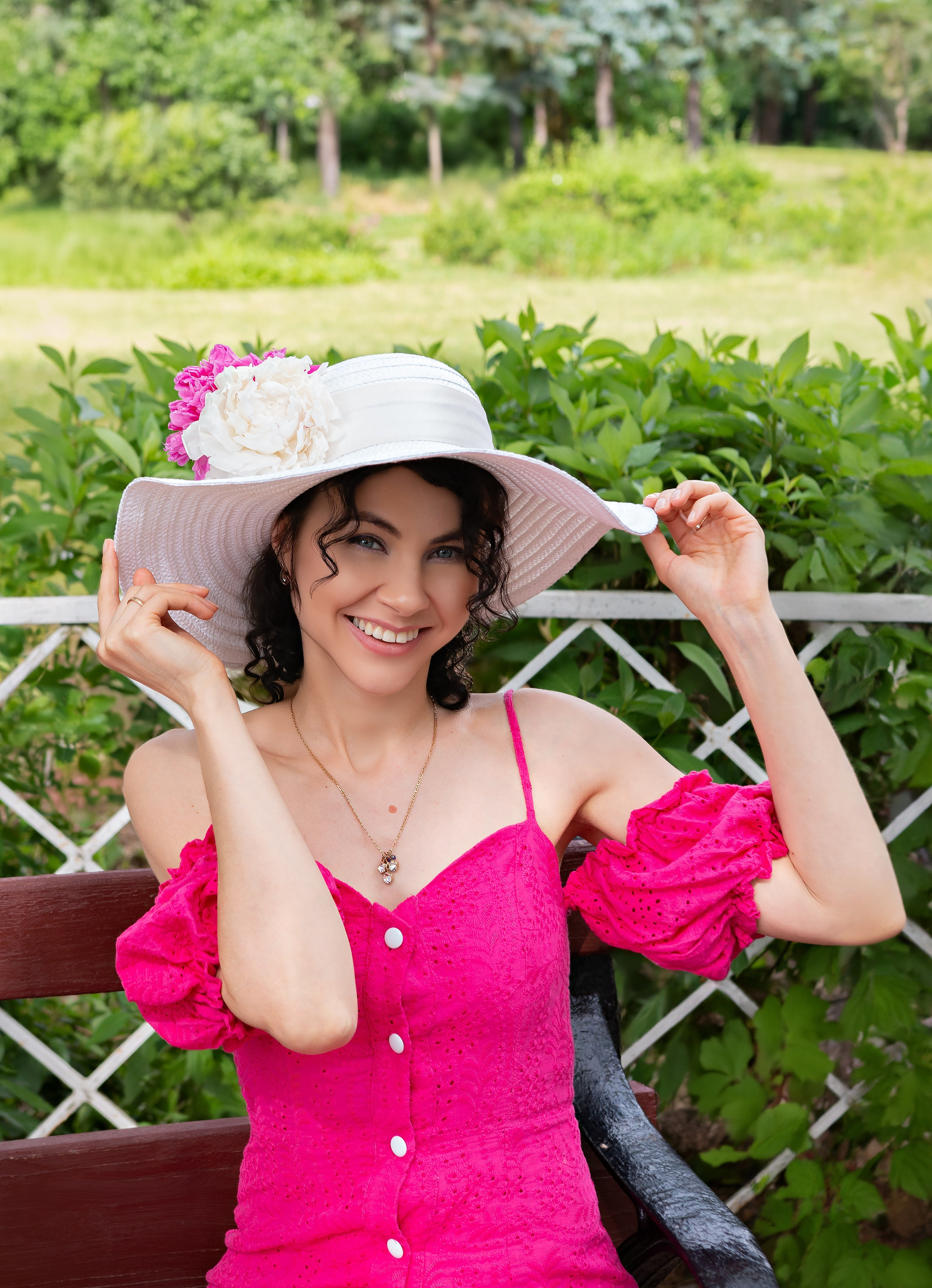 Фотосессия в малиновом платье Лошицкий парк Минск