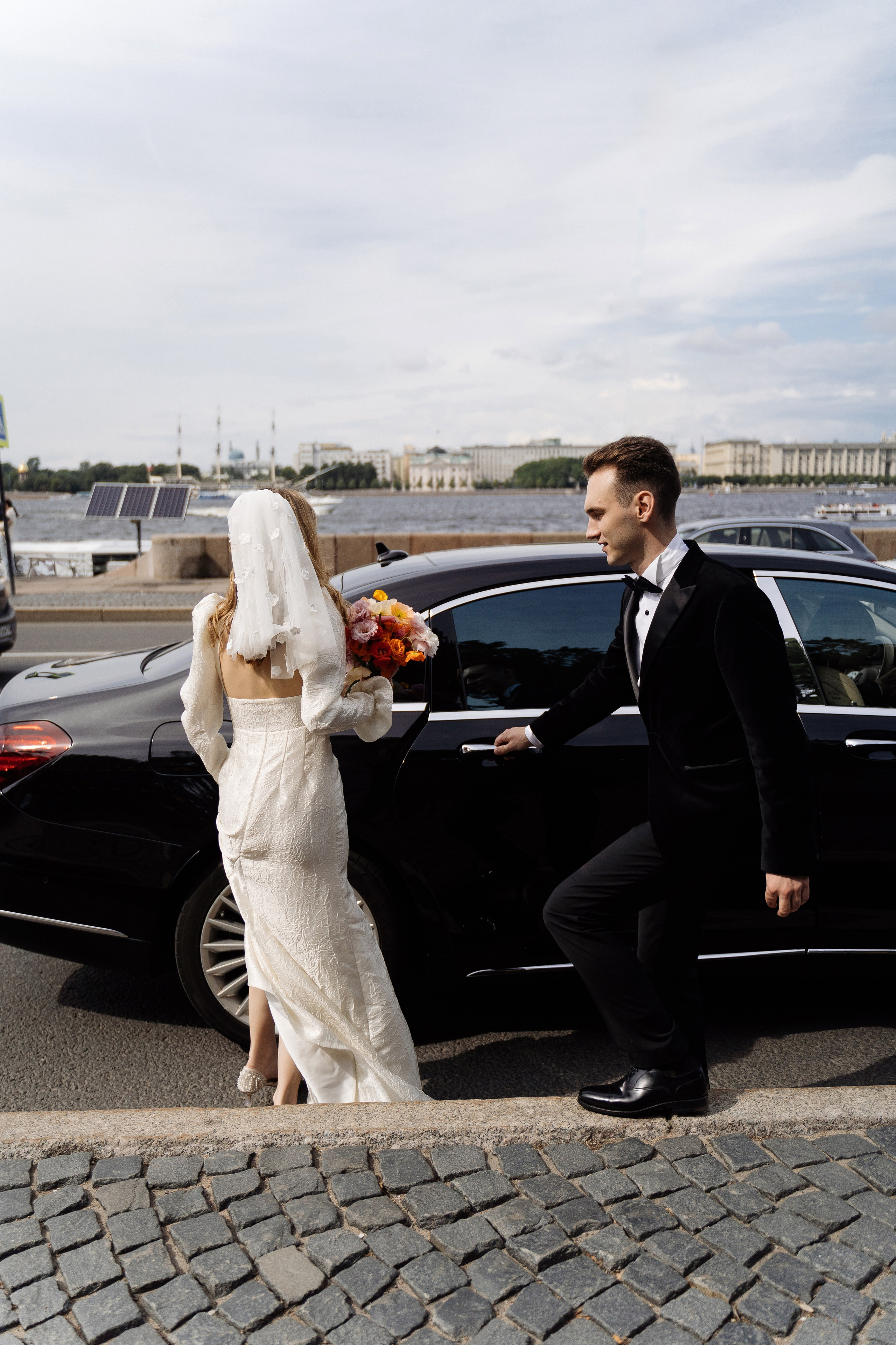 Камерная свадьба на фонтанке в сезонах. Свадебный фотограф организатор в Санкт-Петербурге Ассоль Опарина