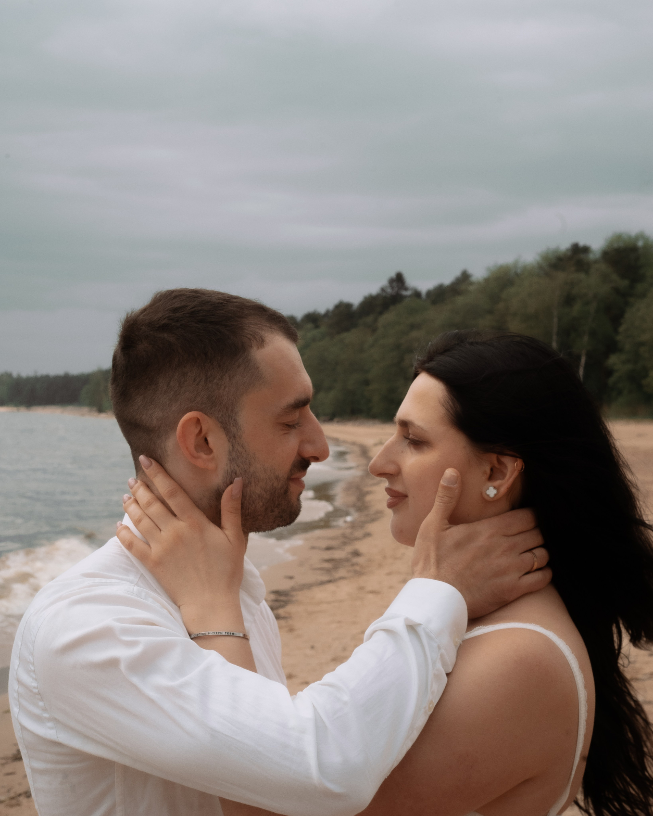 атмосферная love story на природе, залив и лес