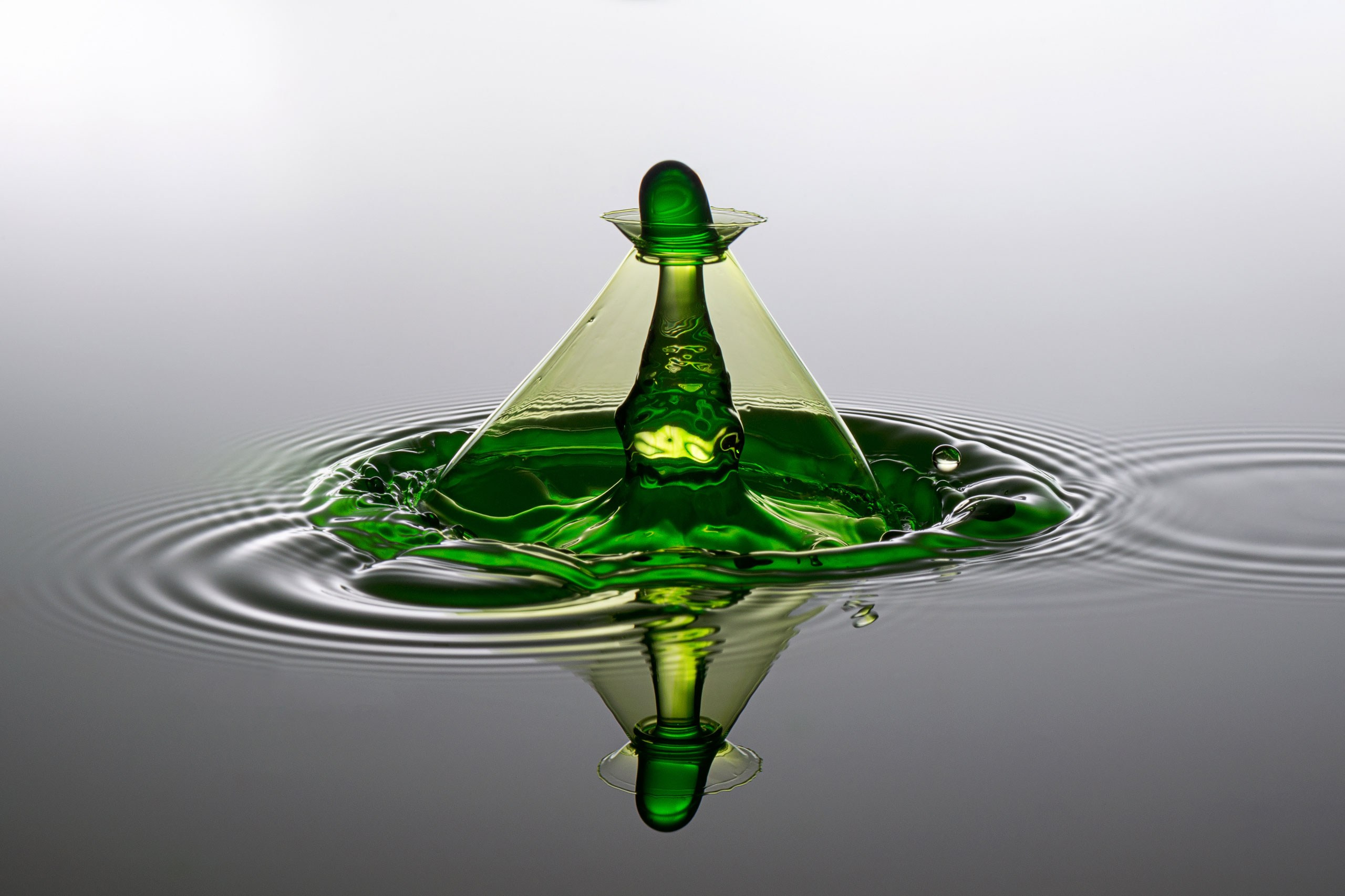 Классические формы. Скульптуры из воды Сергея Толмачева