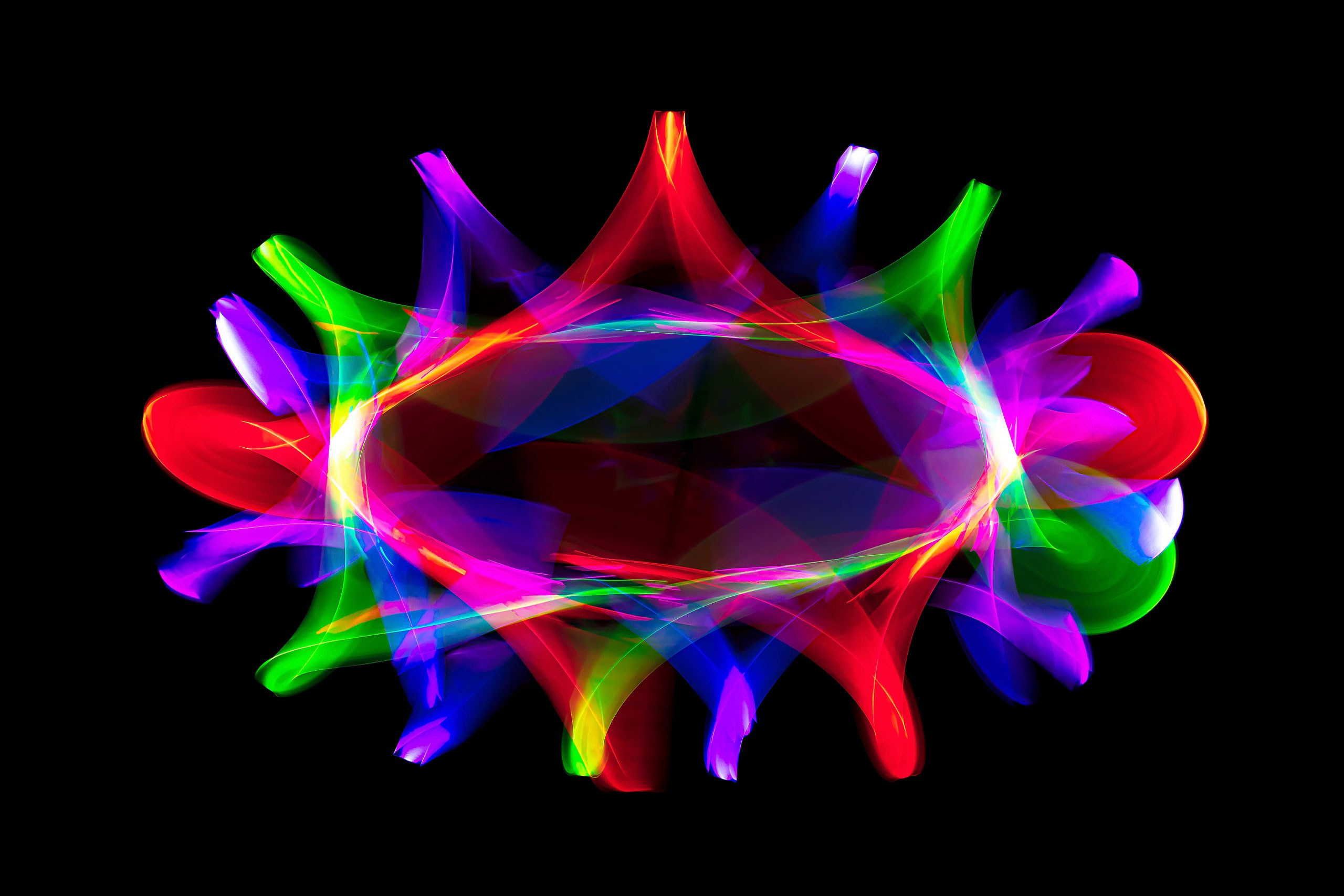 Рисование светом. Скульптуры из воды Сергея Толмачева