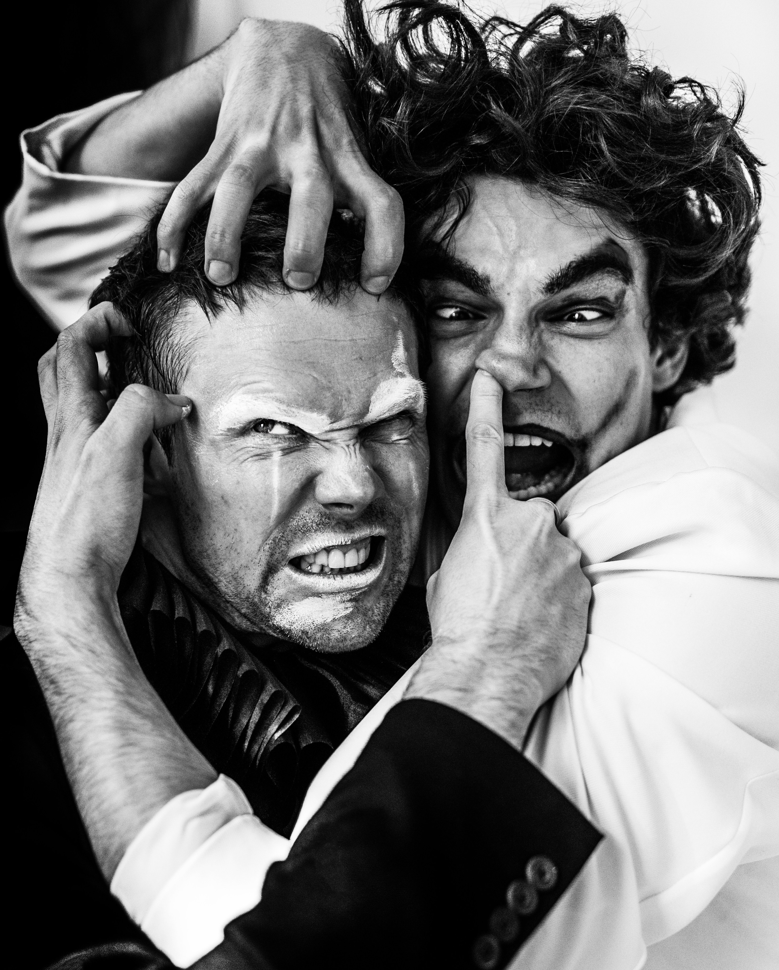 Фотограф с выездом Москва, черно-белая мужская фотосессия. Даниил Воробьев и Роман Васильев