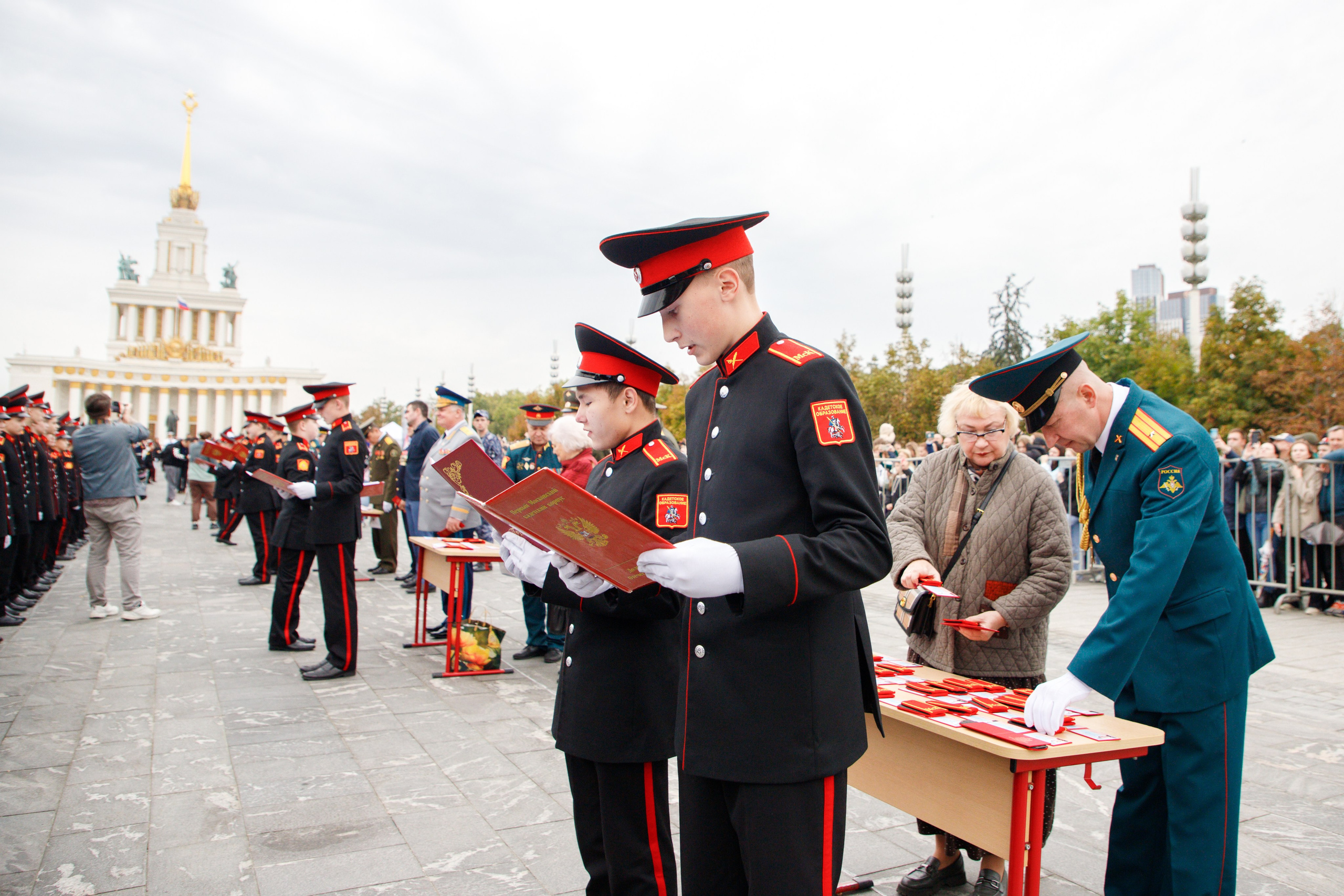 Репортаж посвящения в кадеты в Москве на ВДНХ в сентябре 2024 года. Семейный и школьный фотограф в Москве Анна Ткач
