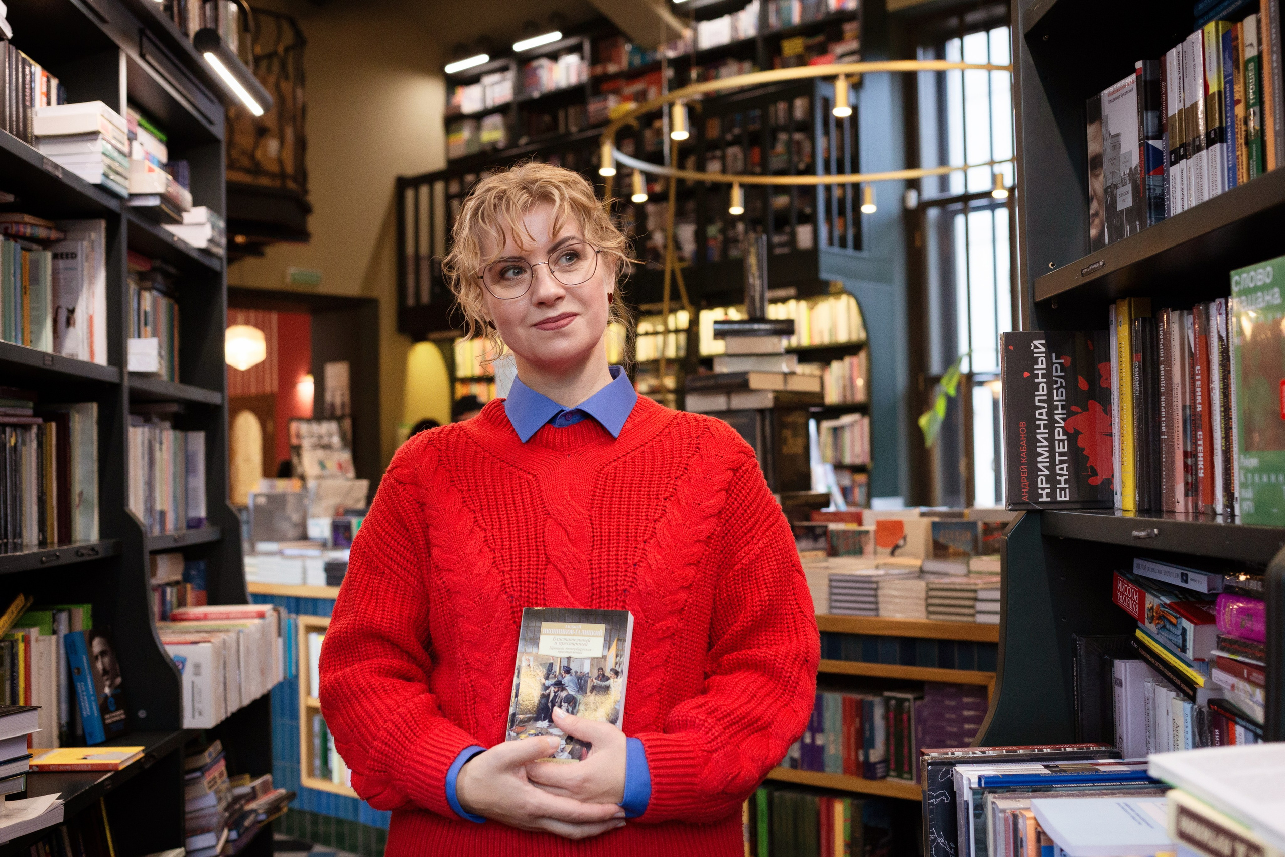 Фотосессия в СПб и книжном магазине Подписные издания. Портретные фотосессии, контент-съемки, репортаж