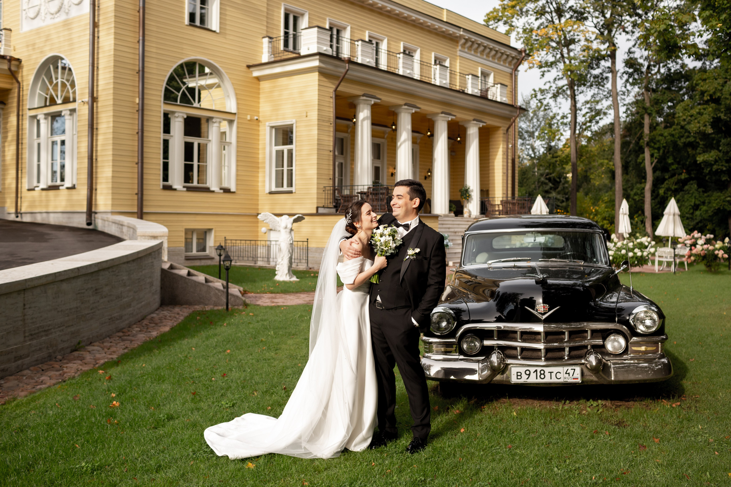 Жених и невеста около ретро-машины.