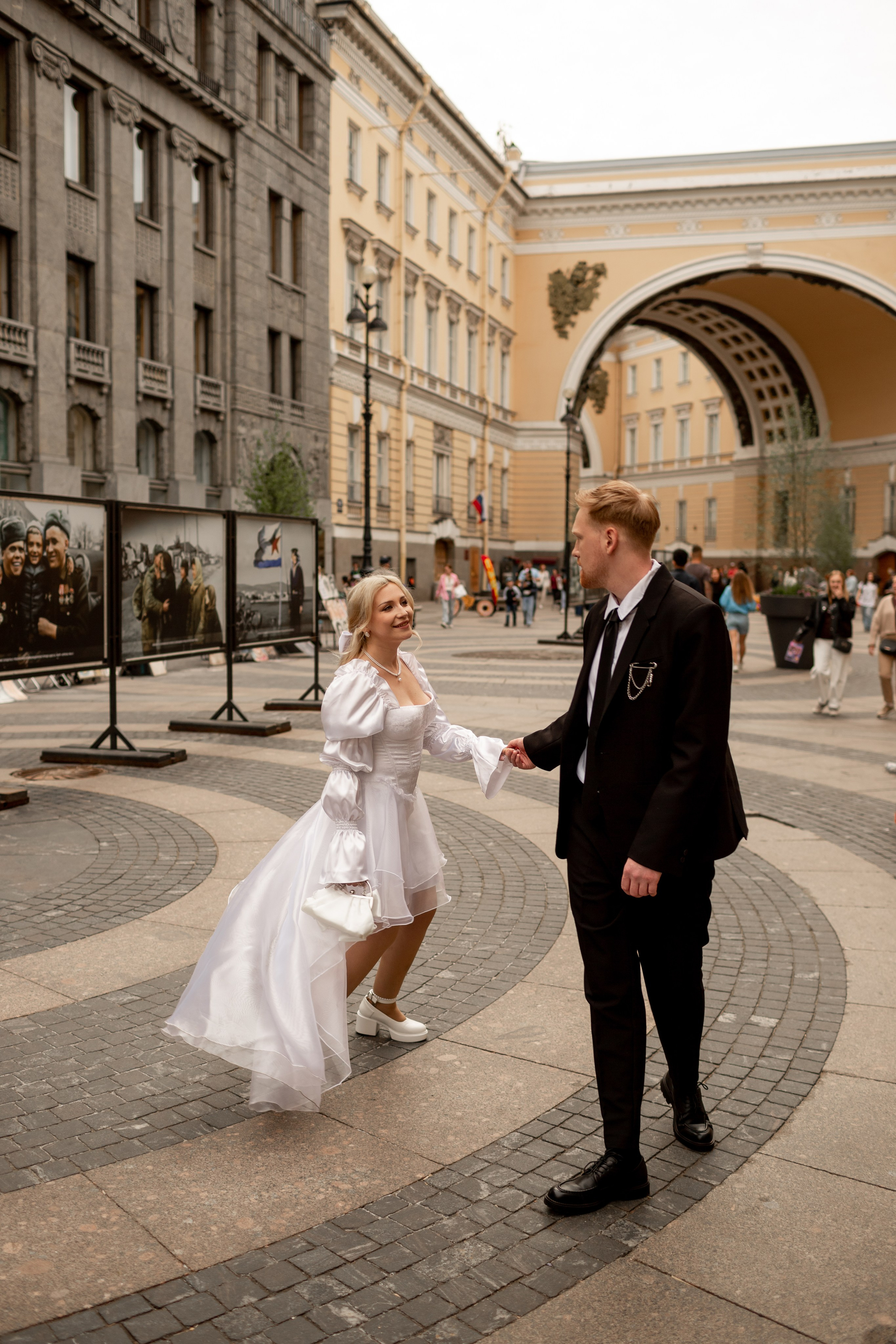 Свадебная фотопрогулка по улицам Петербурга. Свадебный фотограф Кирилл Белый