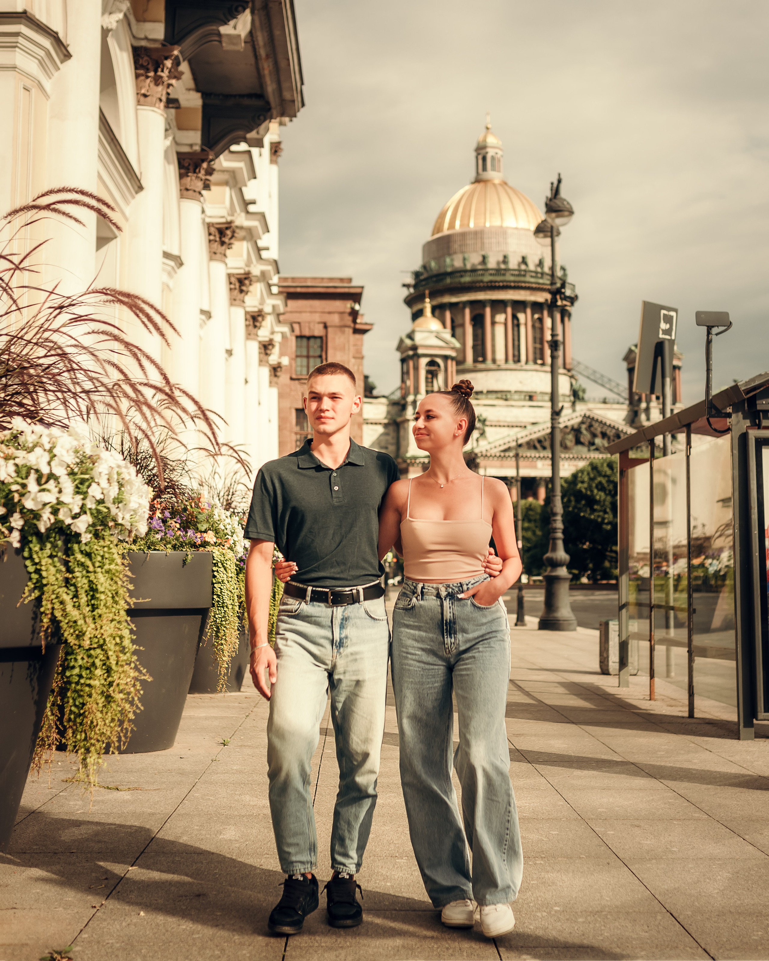 Вика и Никита, летняя фотосессия на Исаакиевской площади. Фотограф в Санкт- Петербурге Мария Золотарь