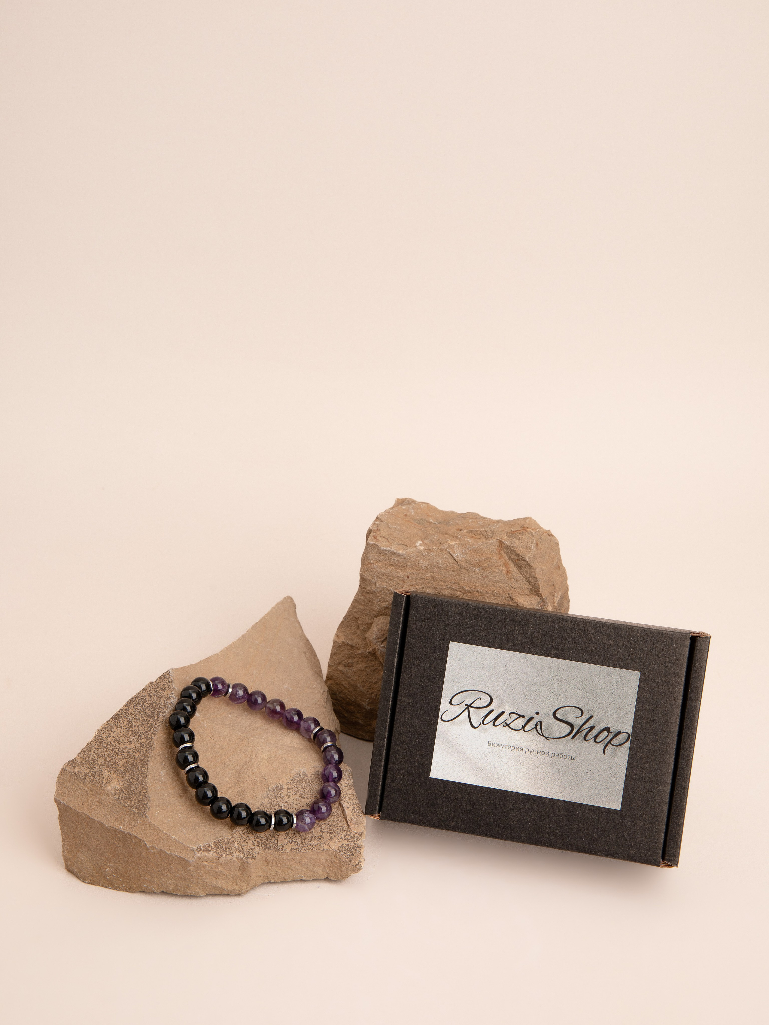 Браслеты ручной работы. Фотостудия предметной и модельной съёмки для маркетплейсов