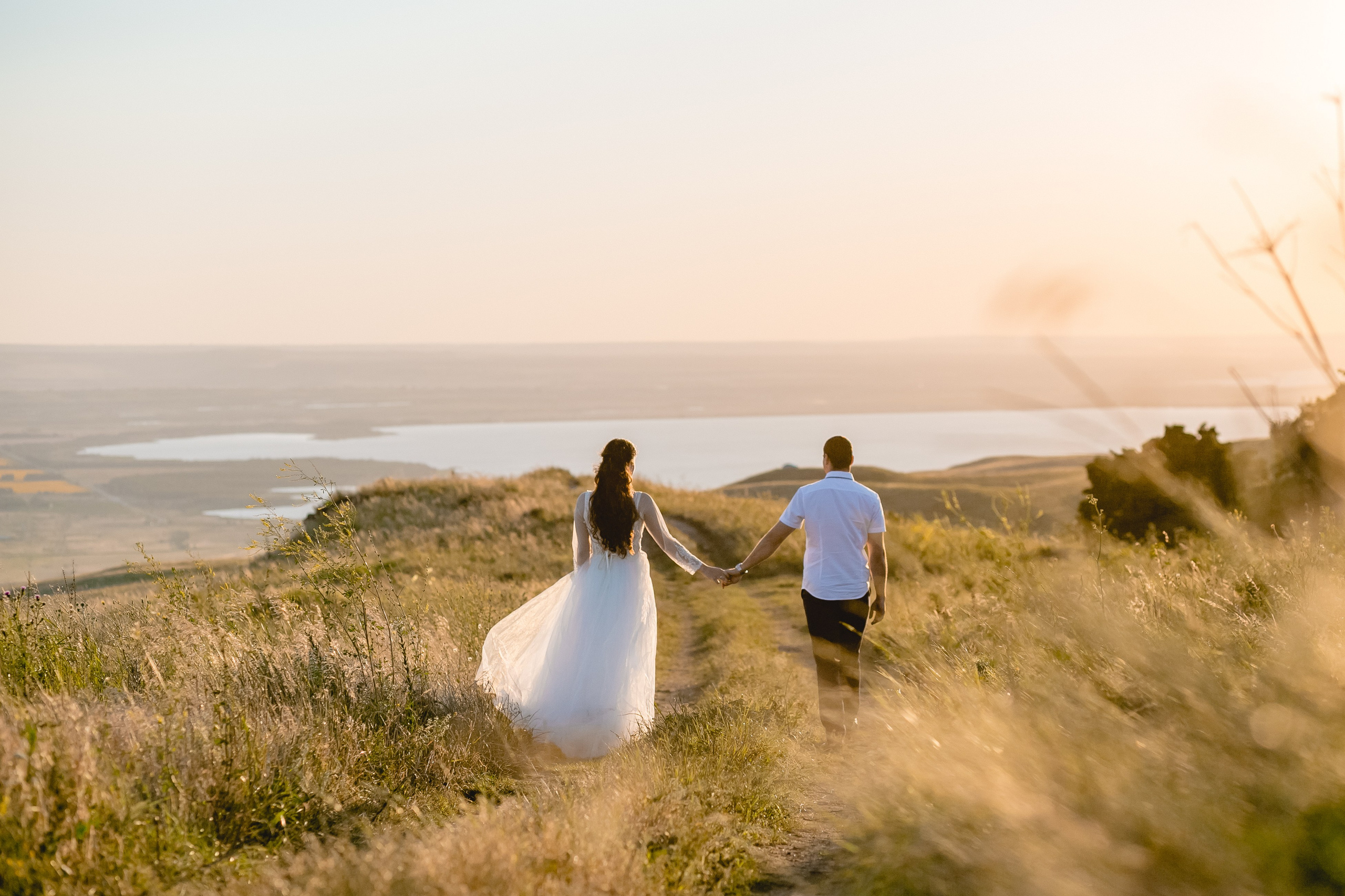Свадебный фотограф Невинномысск – романтичная фотосессия молодоженов на фоне живописного пейзажа
