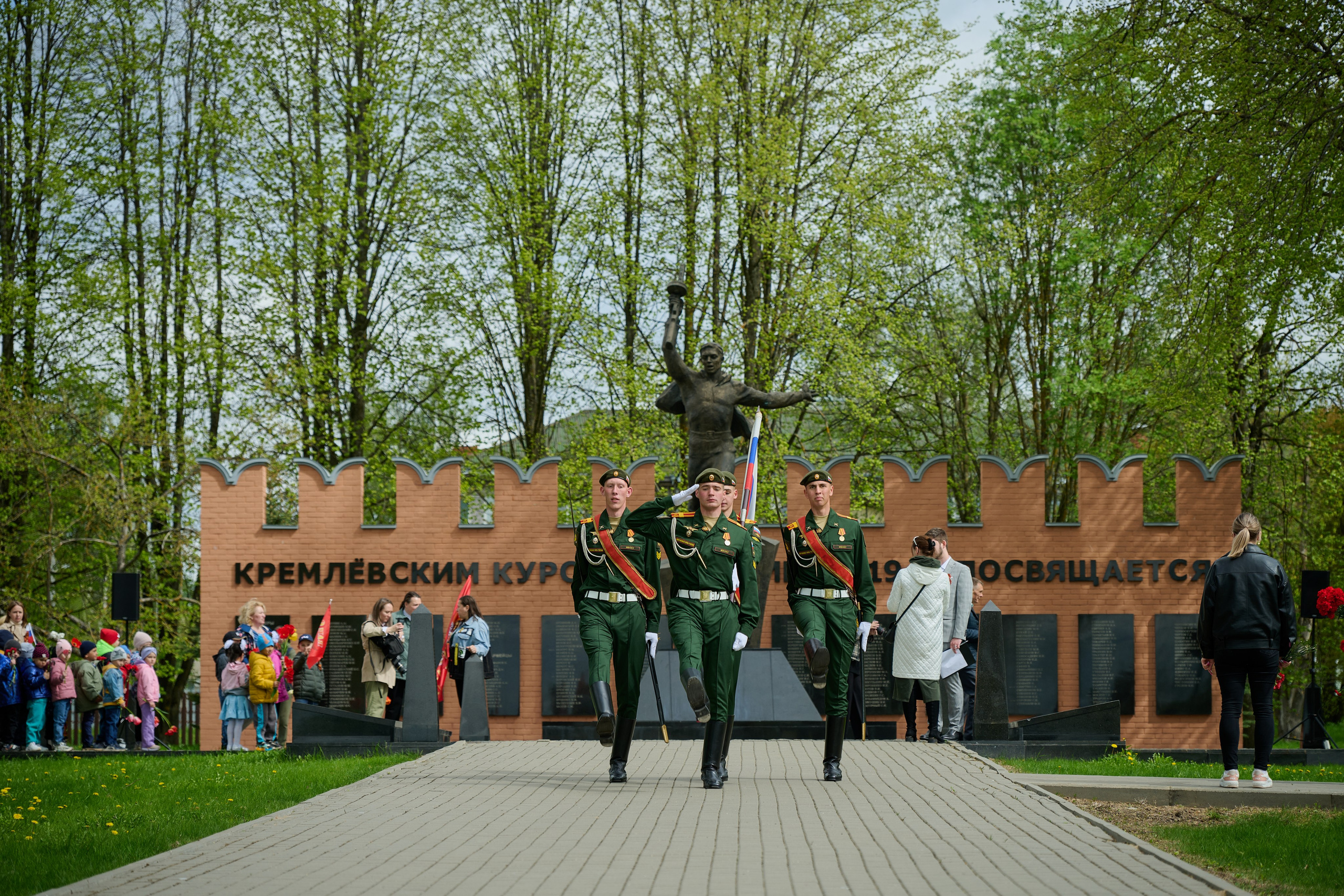 Памяти подвигу Кремлевских курсантов. Ярополец. Фотограф Роман Адлер