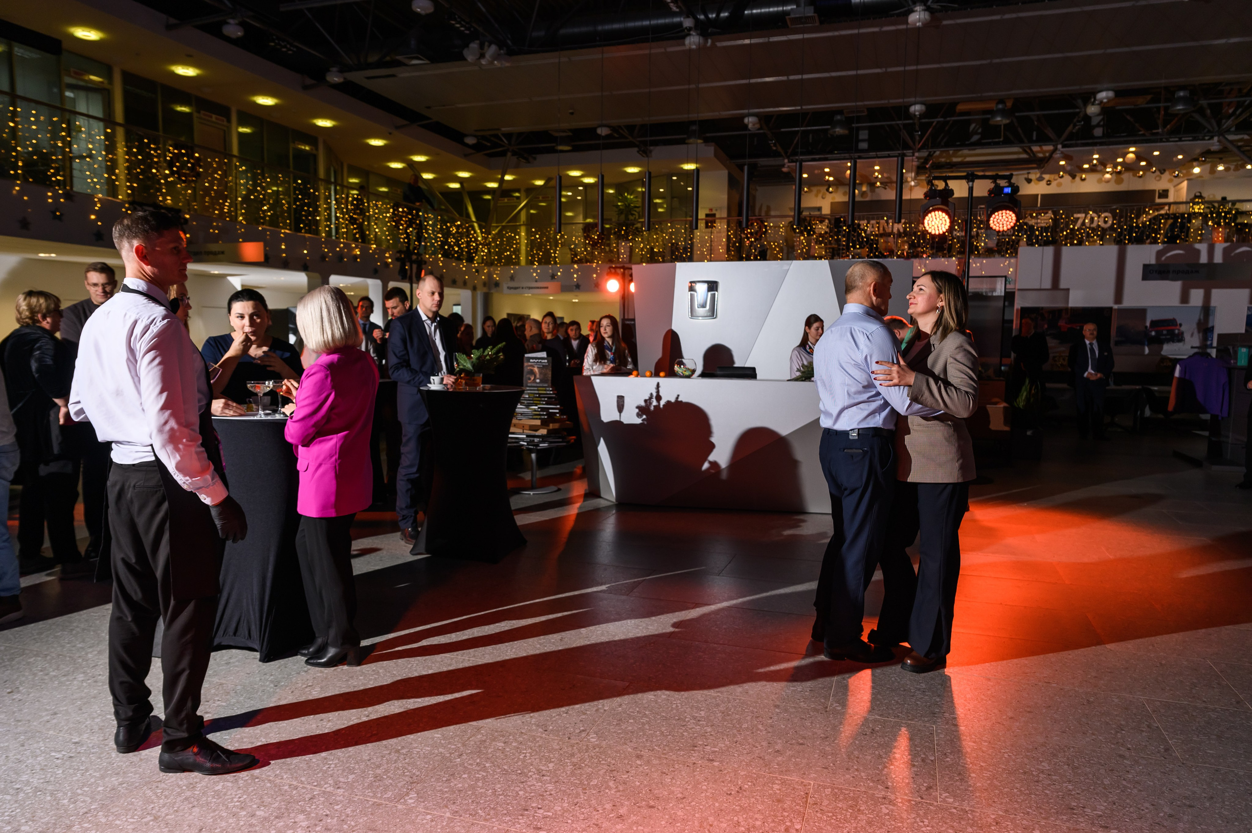 Автосалон Танк. Свадебный фотограф Москва Юрий Кульман