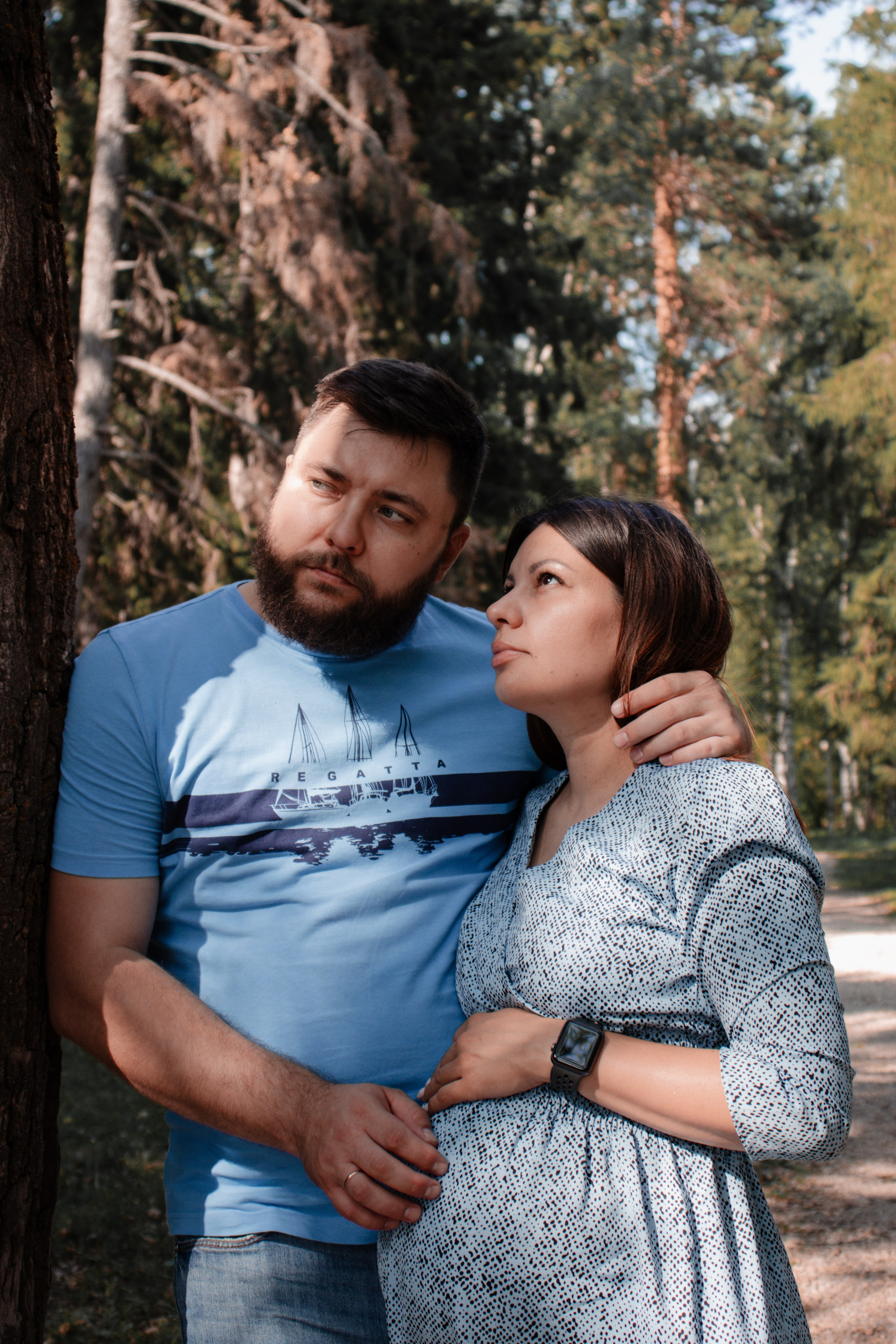 Прогулочная природная фотосессия беременной девушки с мужем в городе Томск