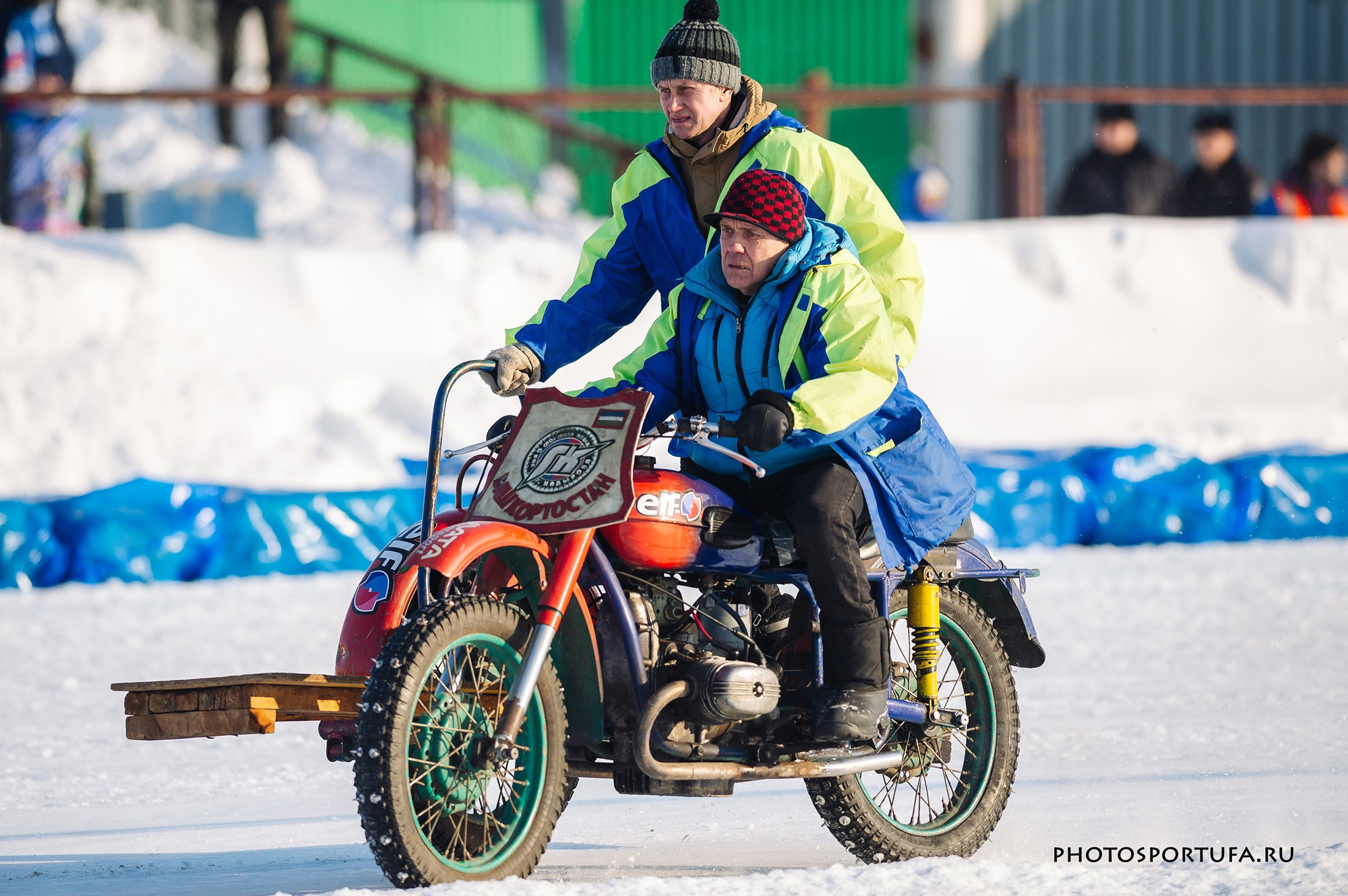 Мотогонку на льду. Спортивный фотограф в Уфе Евгений Буров
