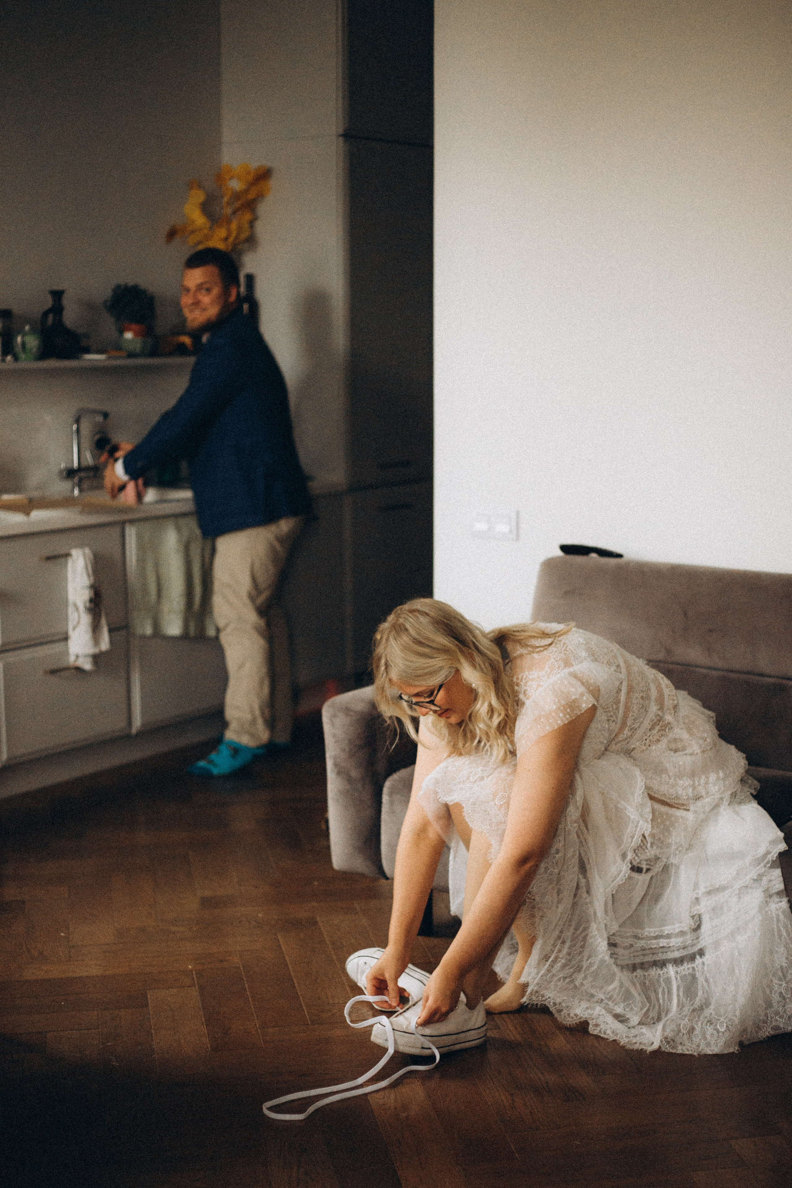 Свадебная фотосессия дома: lifestyle съемка сборов перед ЗАГСом 