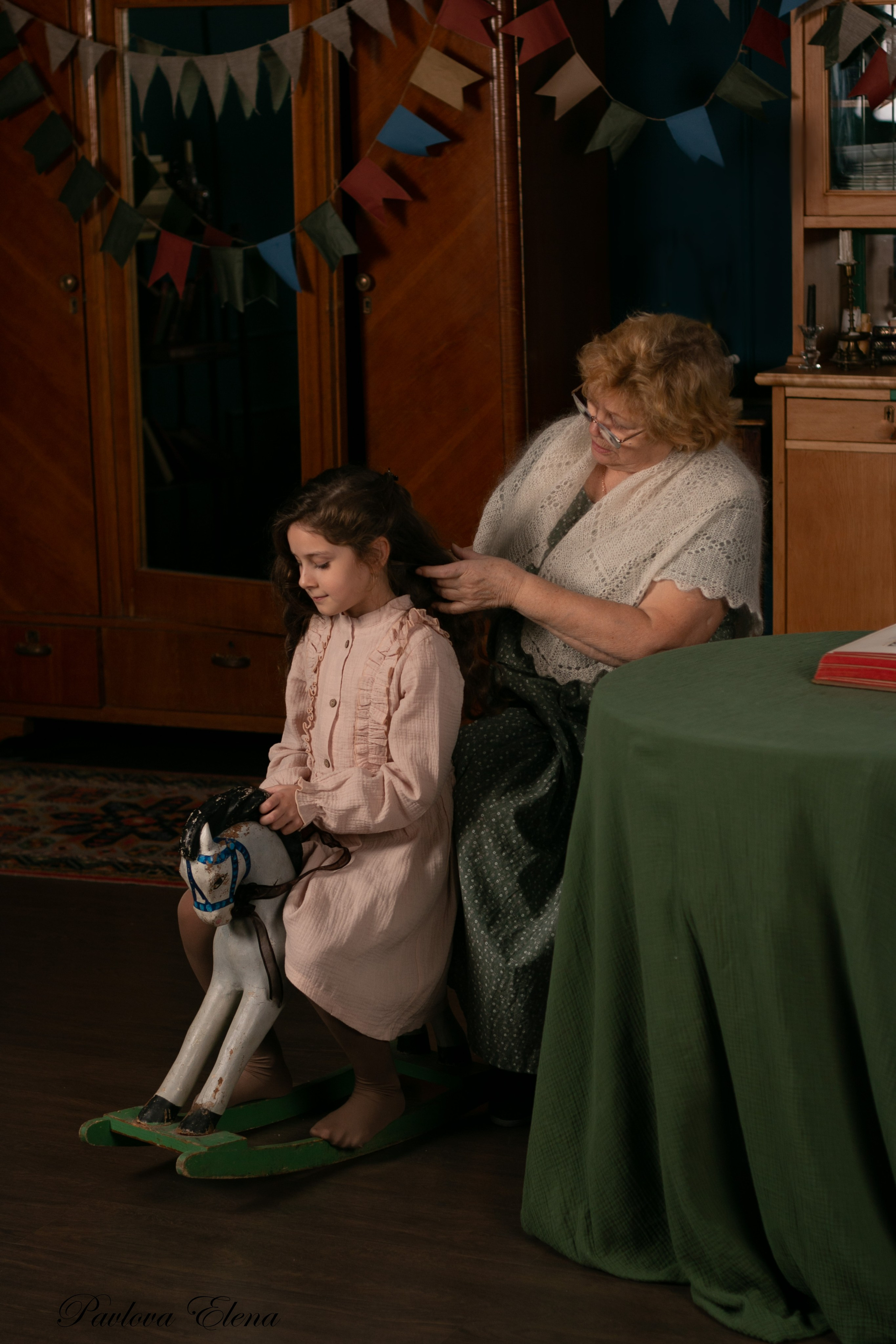 бабушка заплетает внучку