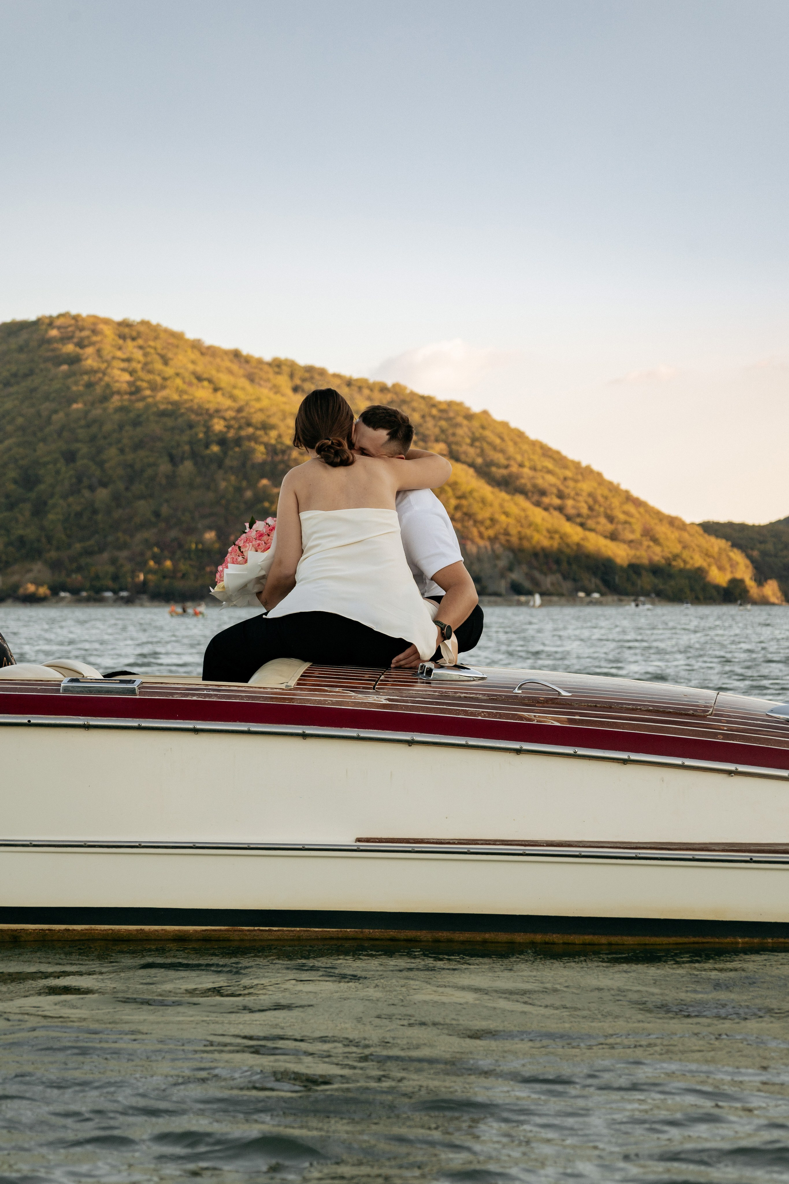 Сочетание бирюзовой воды и зеленых холмов на фотосессии