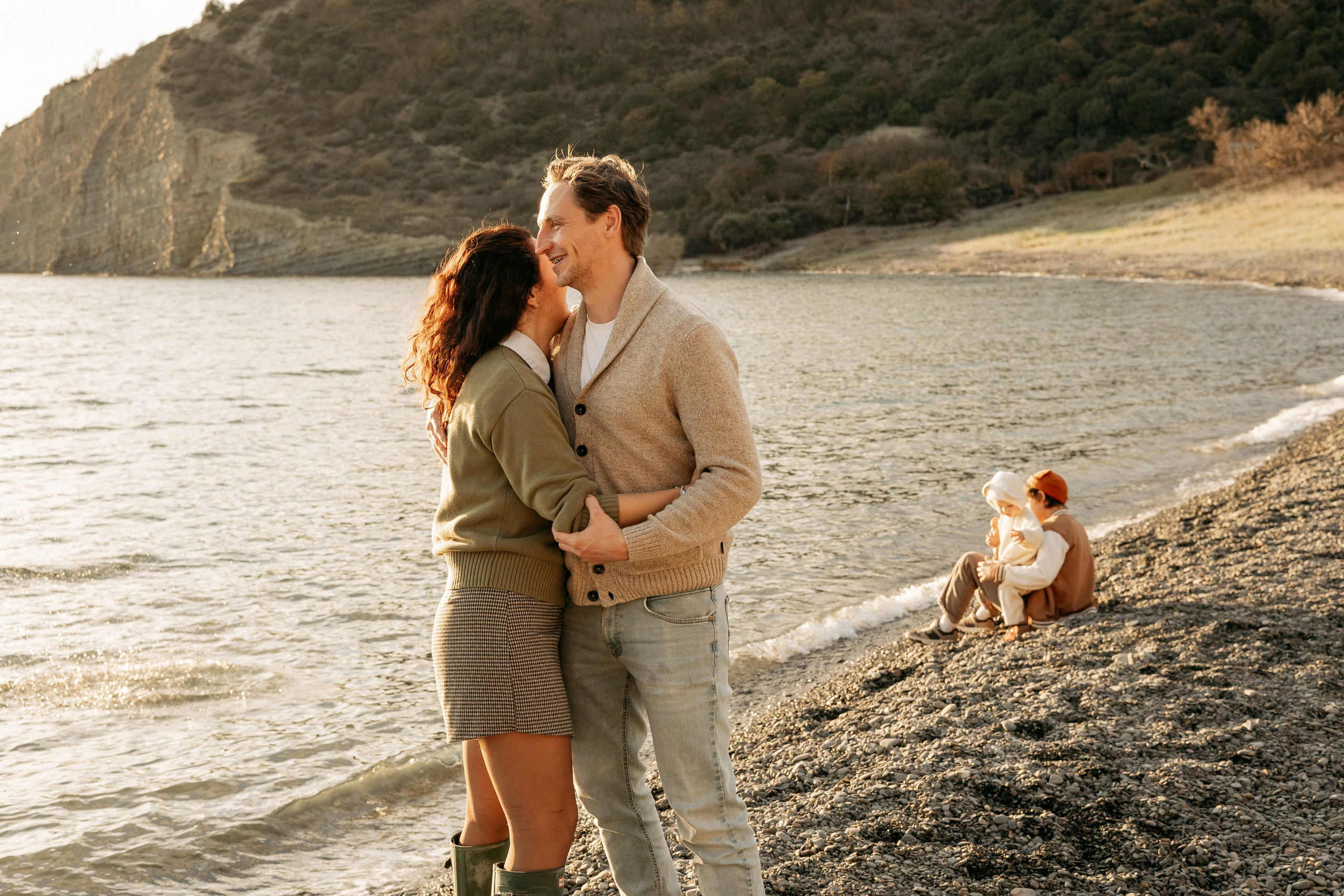 Счастливые моменты семейного отдыха у моря. Родители и дети на их фоне