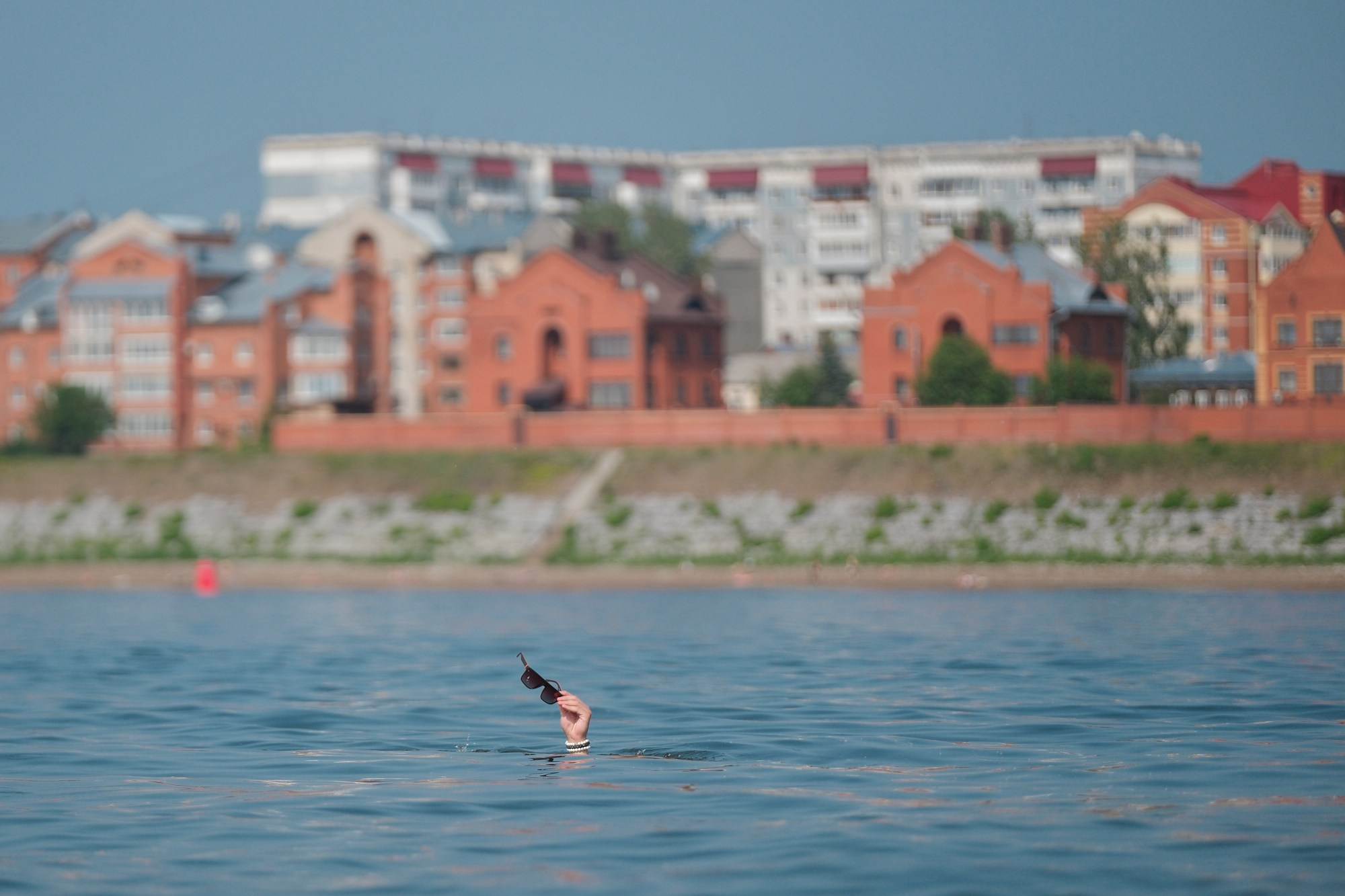 Житель города в жару на реке Томь. 13 июня, 2025. Никита Гольцов / РИА Томск.