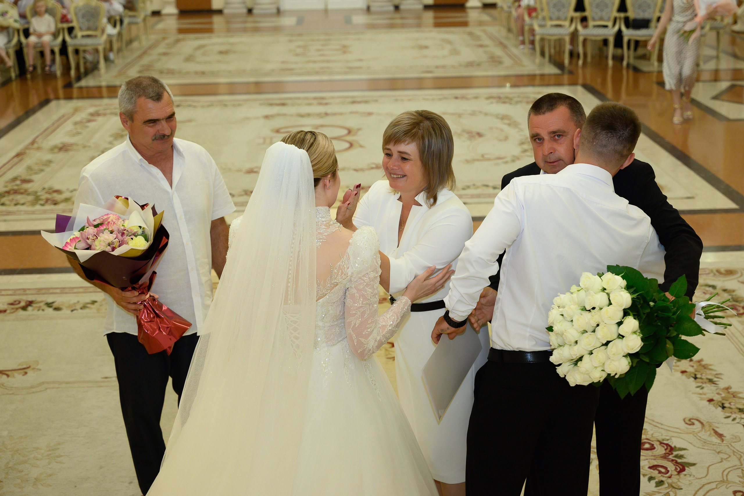 Родители поздравляют молодых.