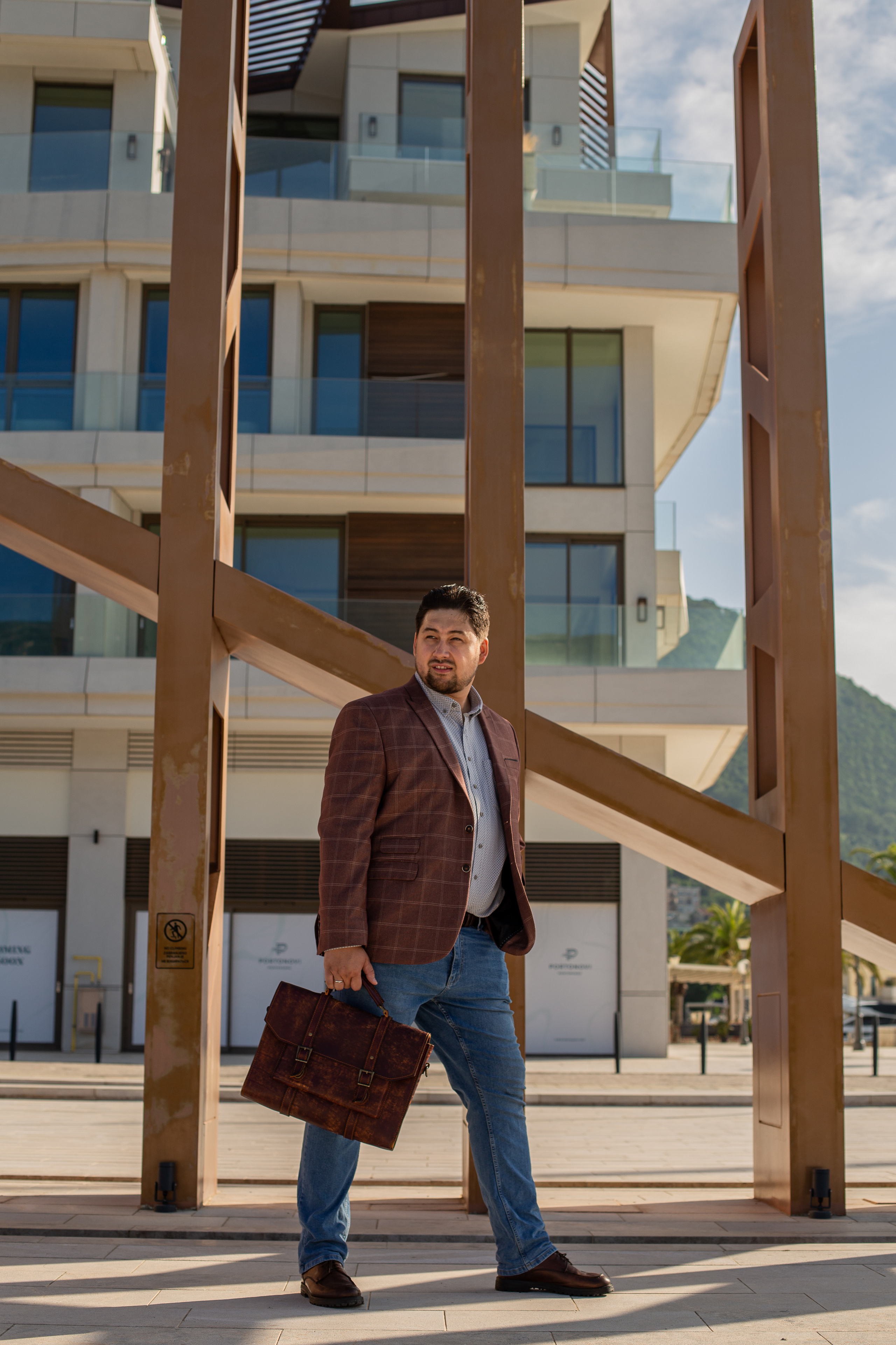 Viktor Business Portrait. Fotograf u Crnoj Gori-porodično fotografisanje sa djecom, lovestory, nekretnine