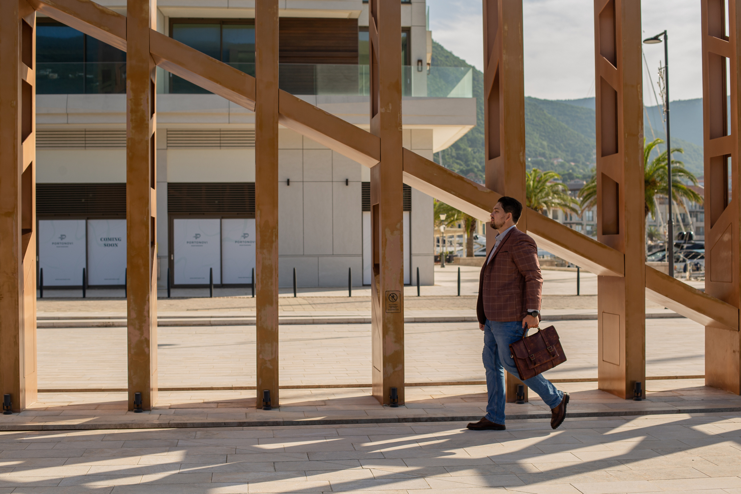 Viktor Business Portrait. Fotograf u Crnoj Gori-porodično fotografisanje sa djecom, lovestory, nekretnine