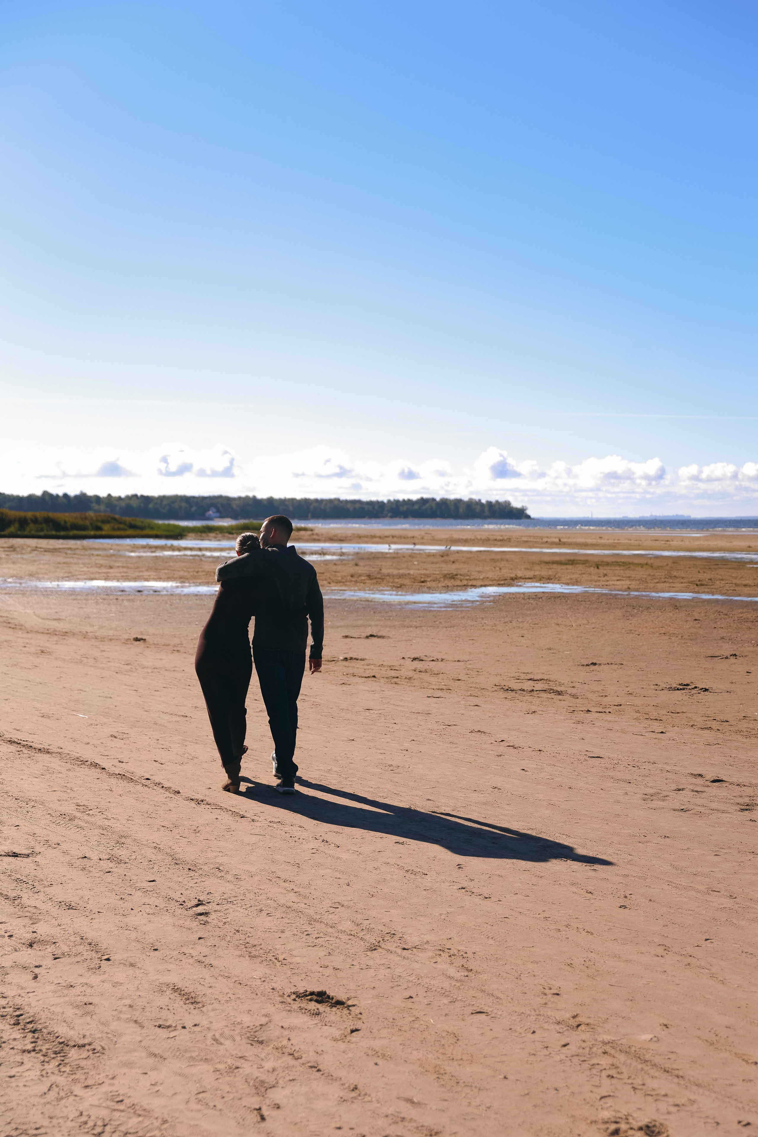 В ЛУЧАХ ЗАКАТА НА БЕРЕГУ МОРСКОМ