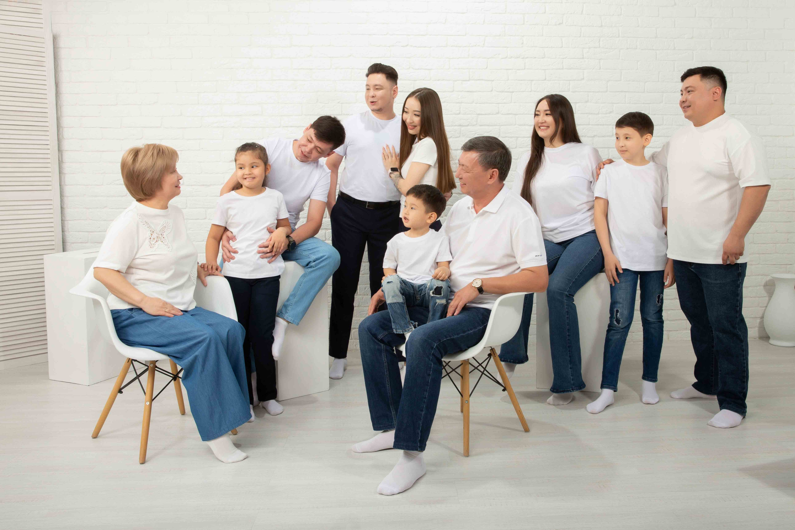Фотосессия большой семьи в фотостудии. Совет с семьей. Фотостудия Алматы. Семейная и детская фотостудия Family studio.Фотограф Алматы