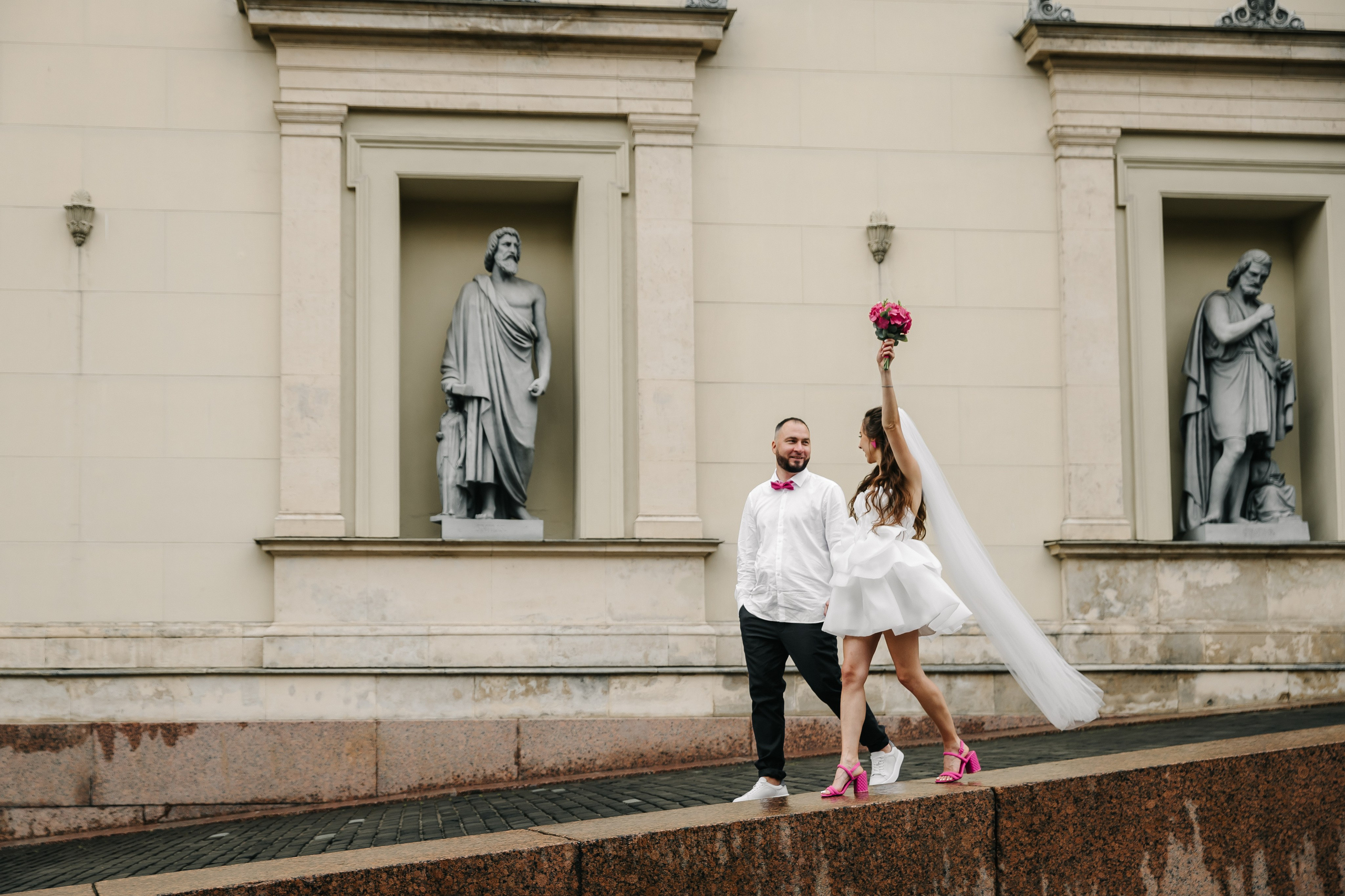 ДВОРЕЦ № 2 | Июль, кабриолет, академия Штиглица. Свадебный фотограф в Санкт-Петербурге Полина Корзухина