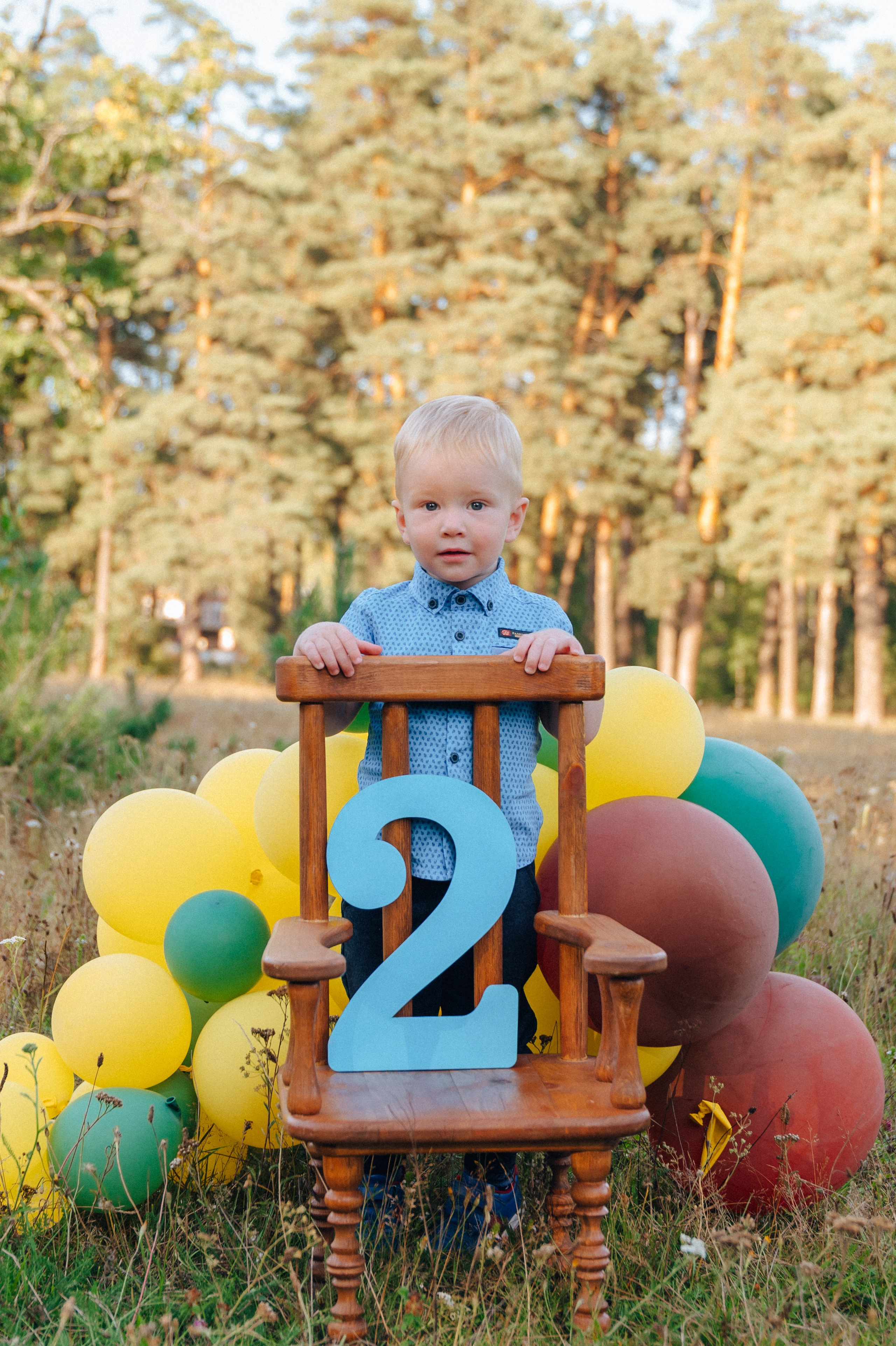 фотозона стул+шарики 30шт+цифра 700р. (воздушные шары забираете с собой)