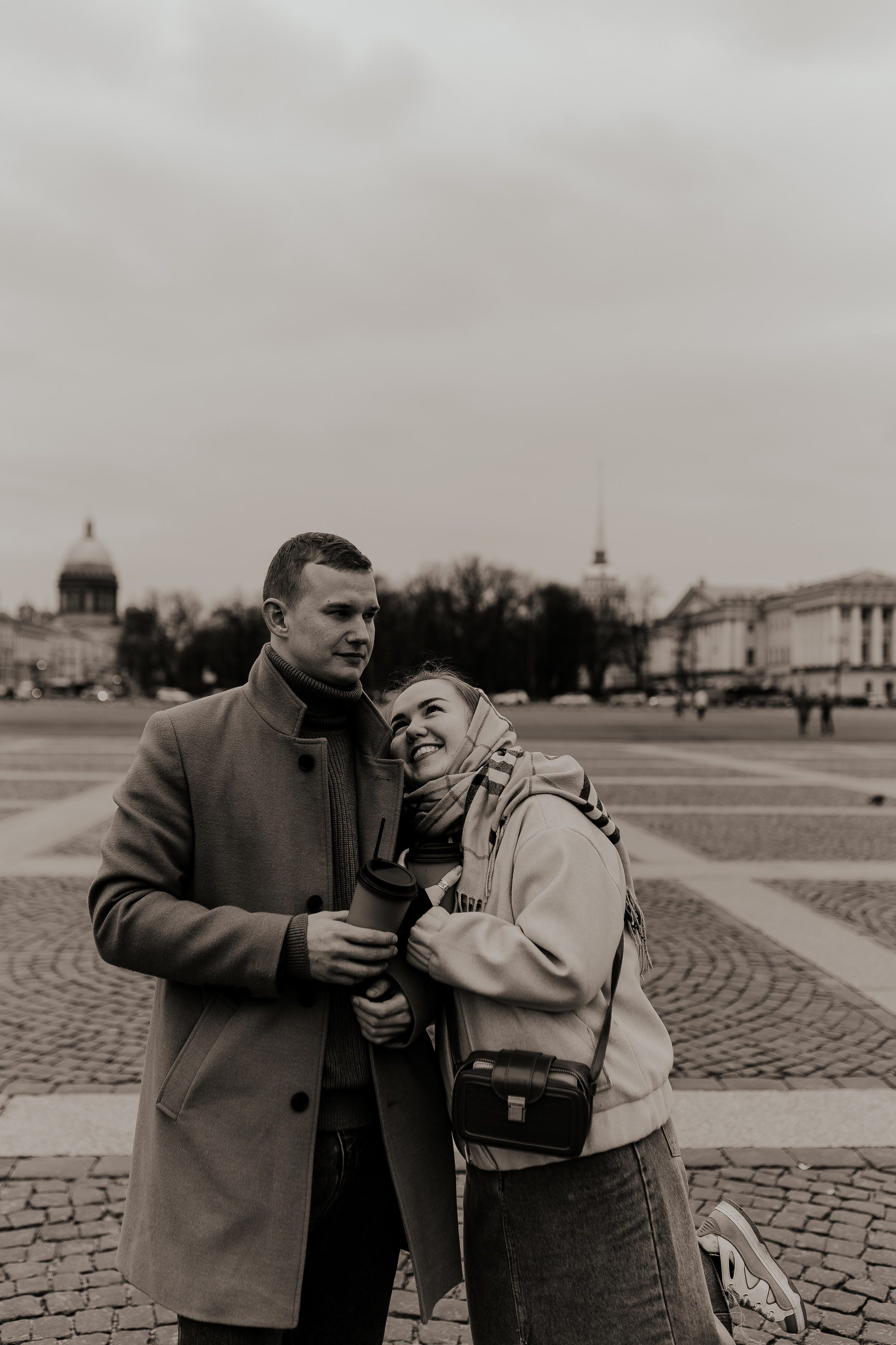 Пара гуляет по Петербургу. Фотограф в Санкт-Петербурге Лиза Семченкова