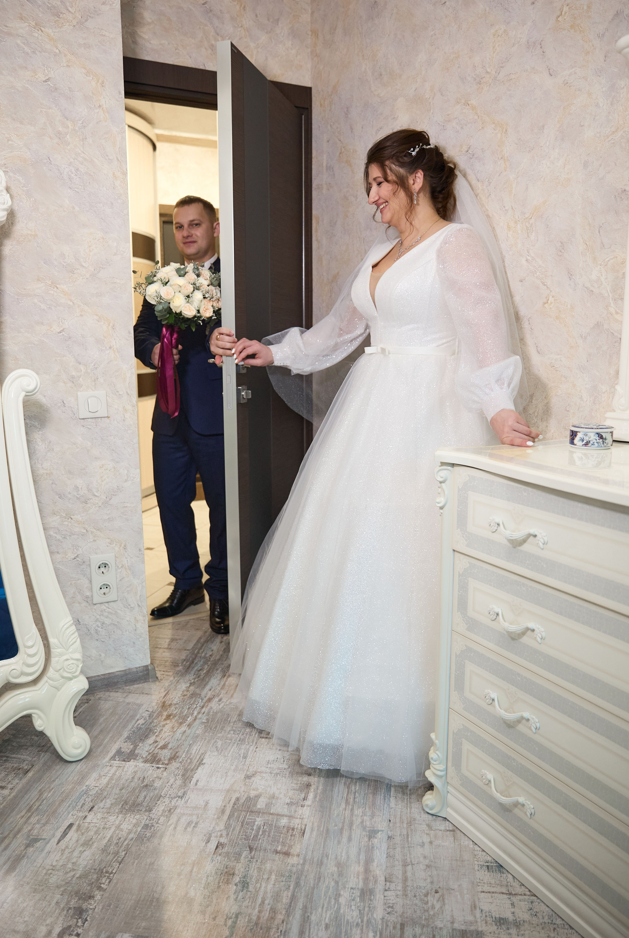 Встреча невесты и жениха дома зимой