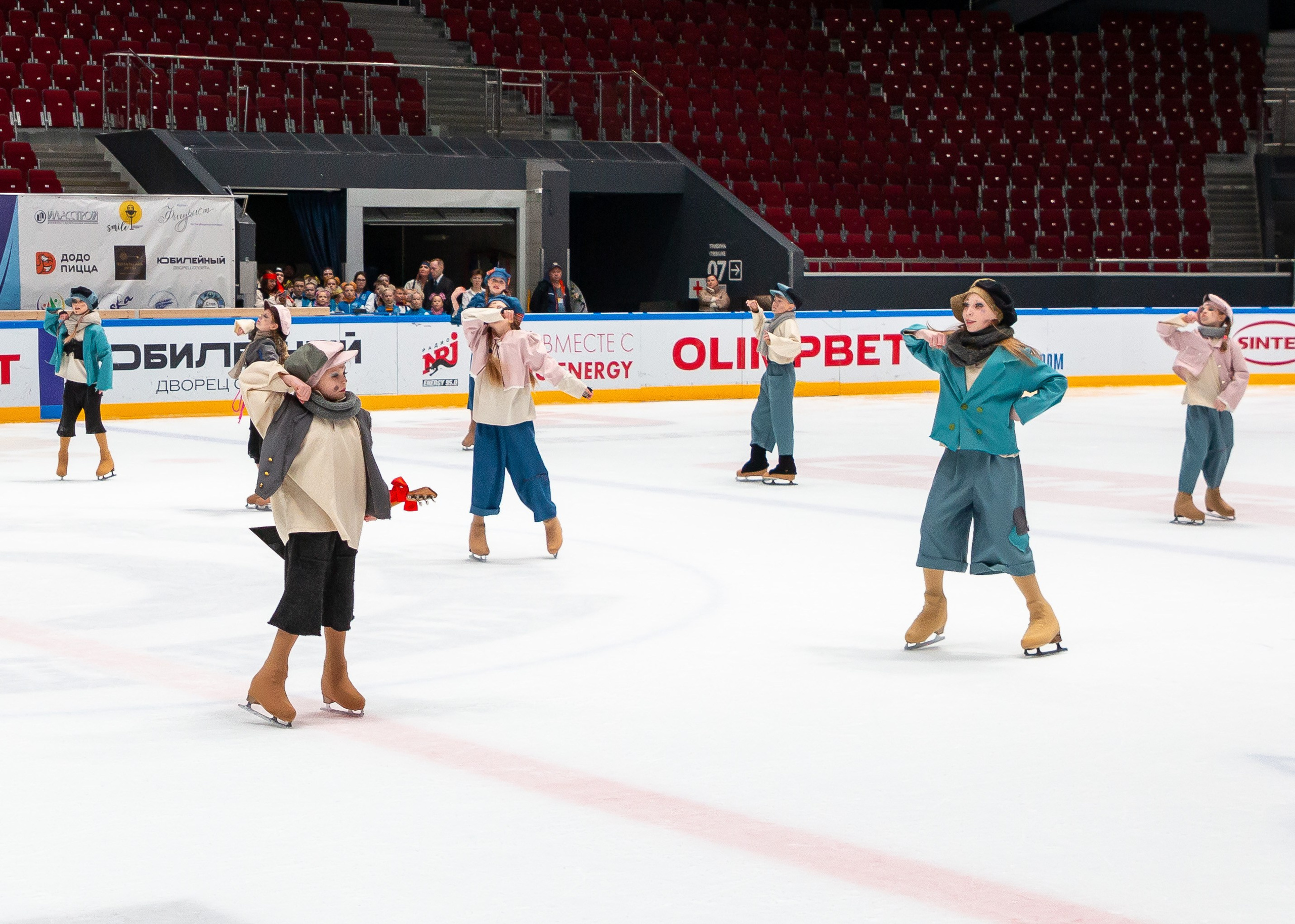 VII Ежегодный фестиваль массовых танцев на льду и фигурного катания «Петровский лёд» Санкт-Петербург 2024. Репортажный фотограф в Москве