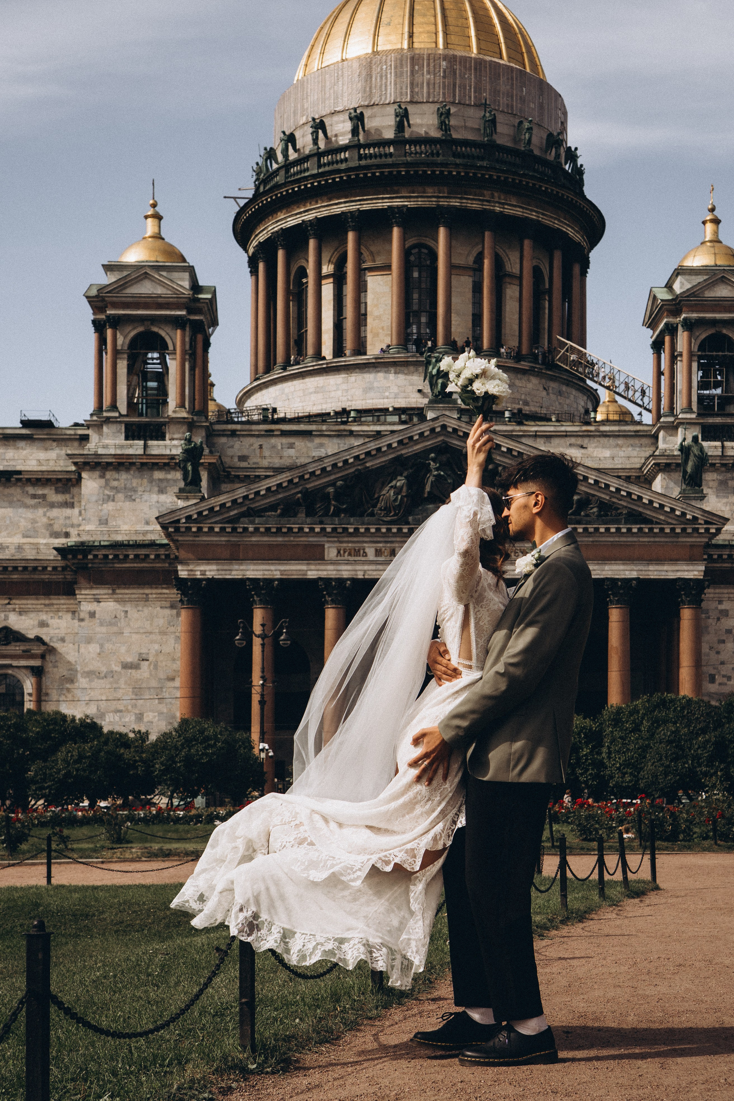 СВАДЕБНАЯ ПРОГУЛКА ВОЗЕ ИСАИКЕВСКОГО СОБОРА АСТОРИИ И ЗАКОНОДАЛЕТНОГО СОБРАНИЯ. Профессиональный фотограф, Санкт-Петербург — Виктория Богомолова