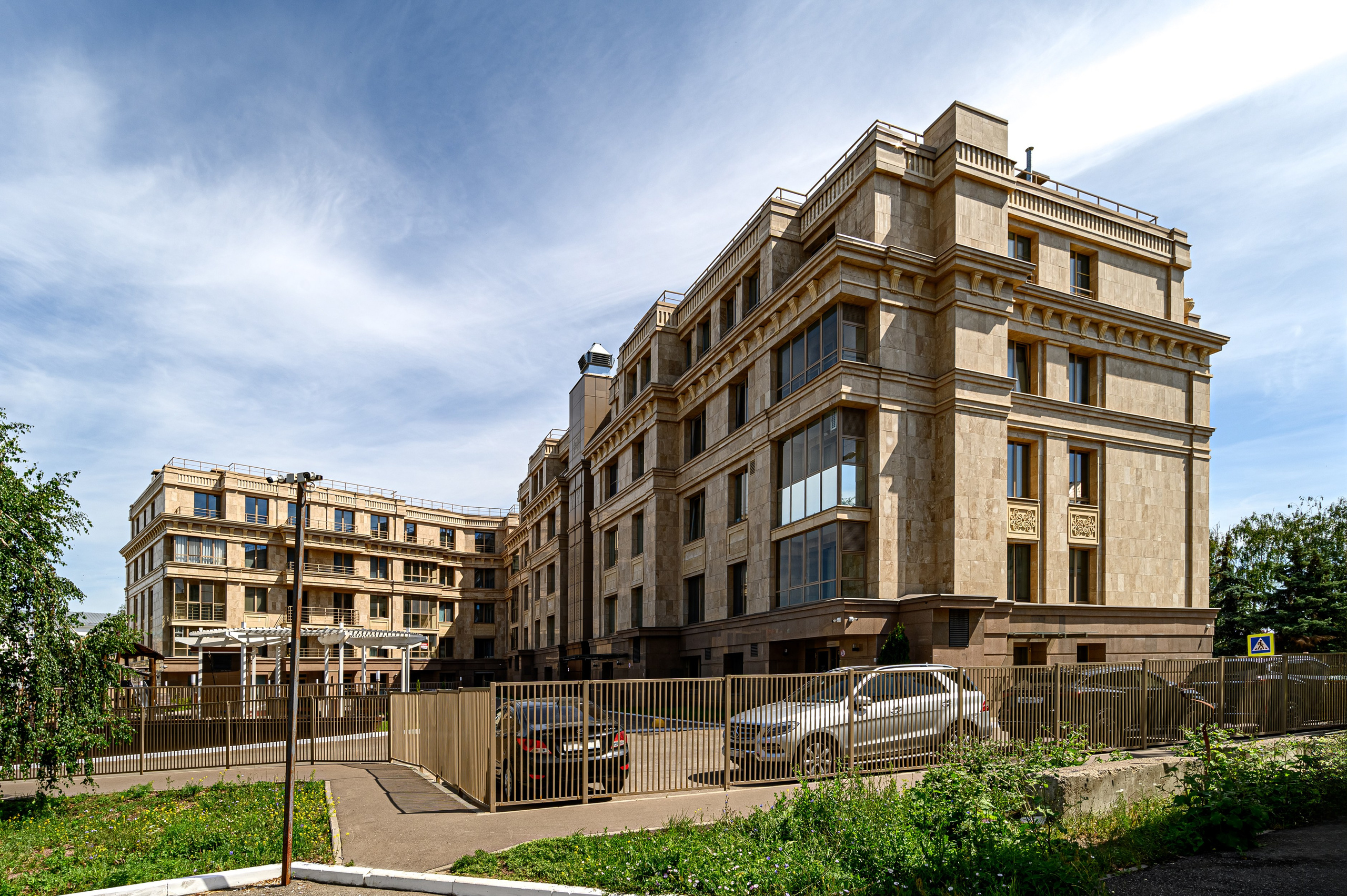 Жилой комплекс Odette в Казани, архитектурная съёмка с акцентом на гармонию форм и пропорций.