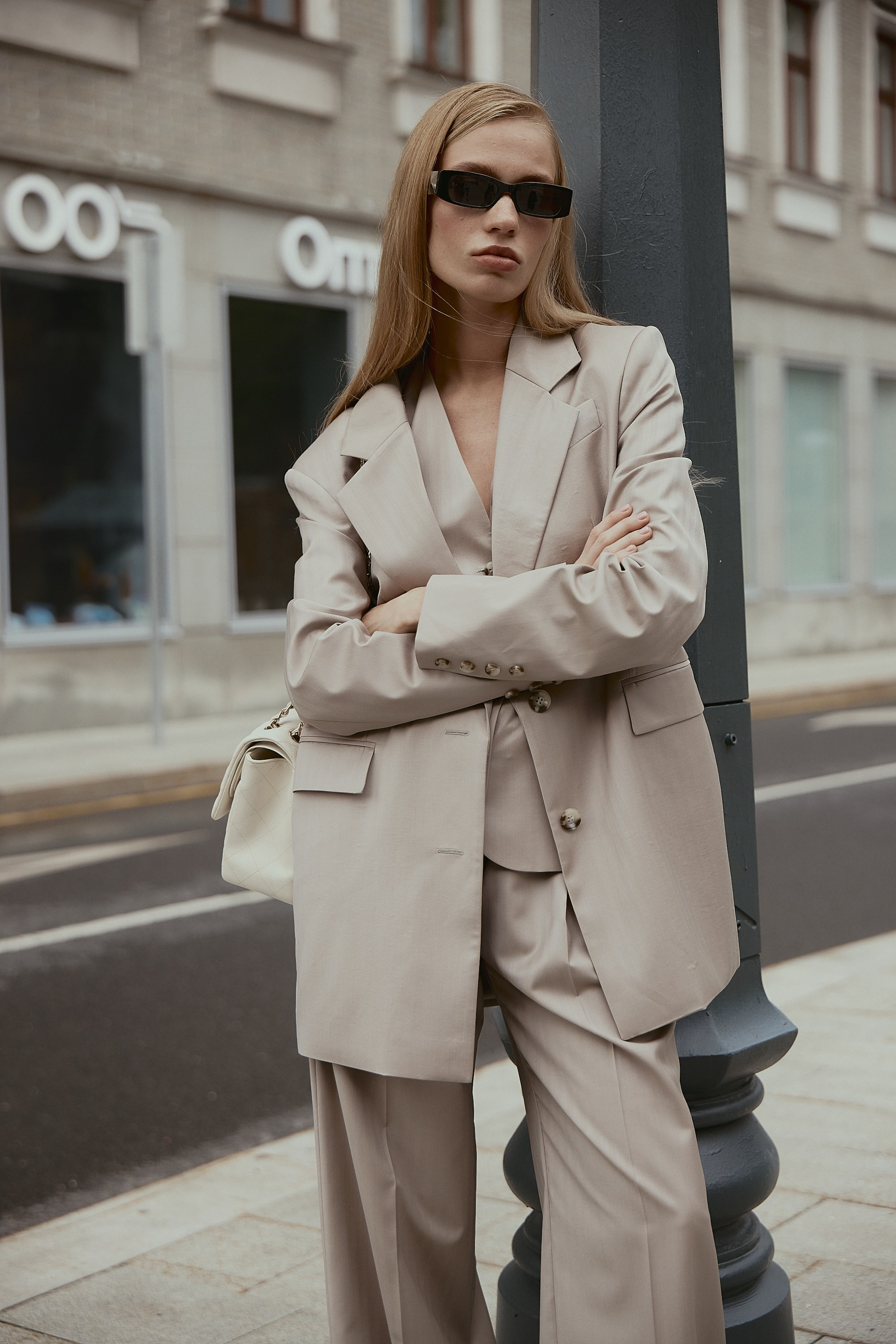 Уличная съемка  женская девушки в пиджаке и брюках бренда Vikisews Екатериной Врублевской