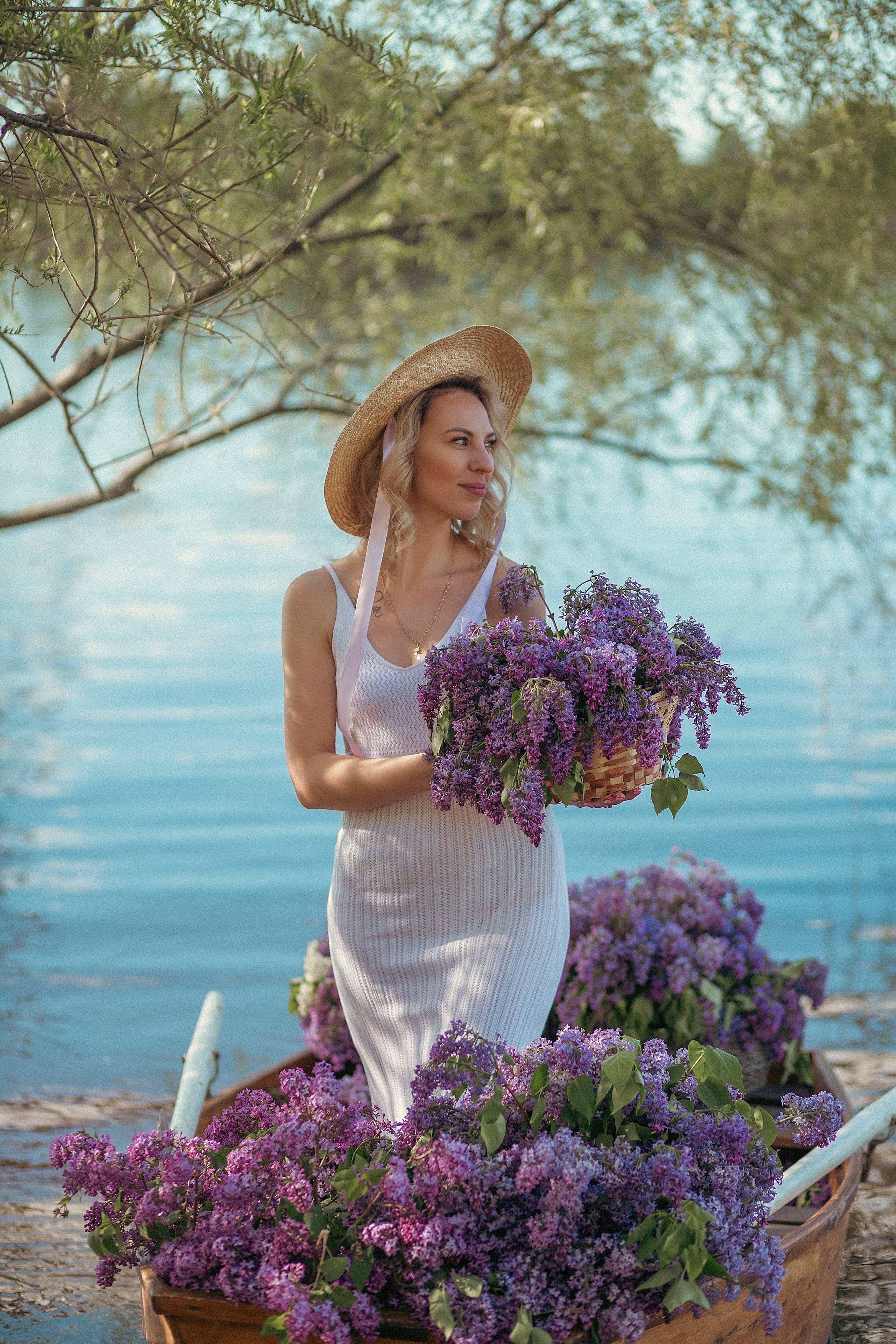 Яна в лодке с сиренью. Фотограф Ольга Бобб Нижний Новгород