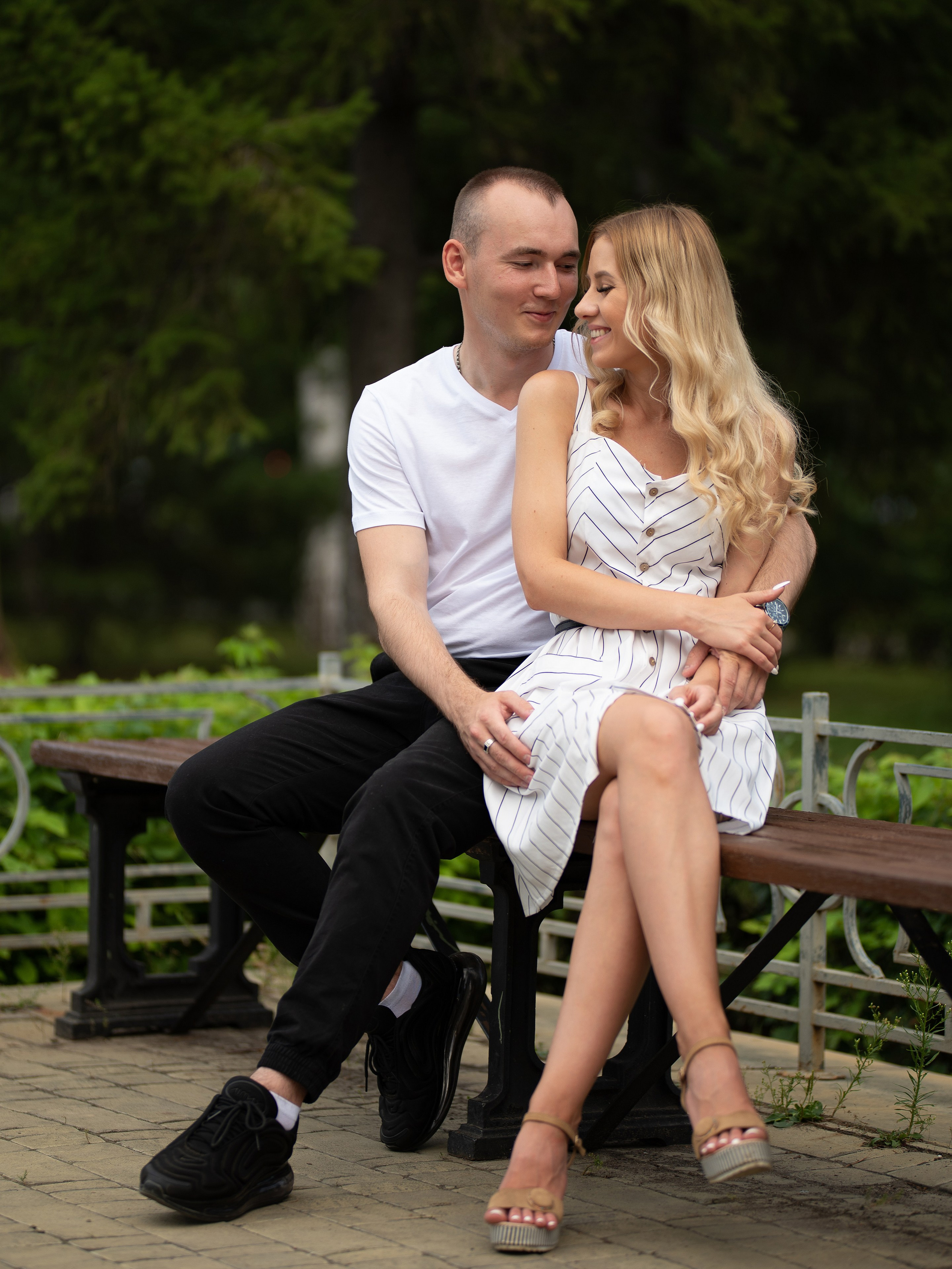 Живая и эмоциональная предсвадебная фотосессия влюбленных.